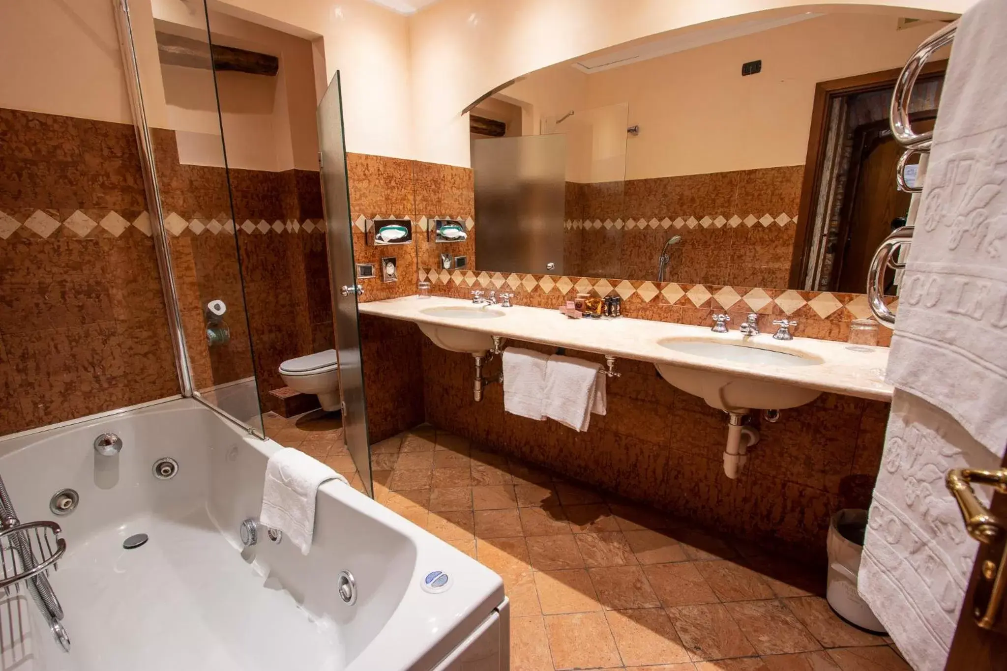 Bathroom in Albergo Le Due Corti