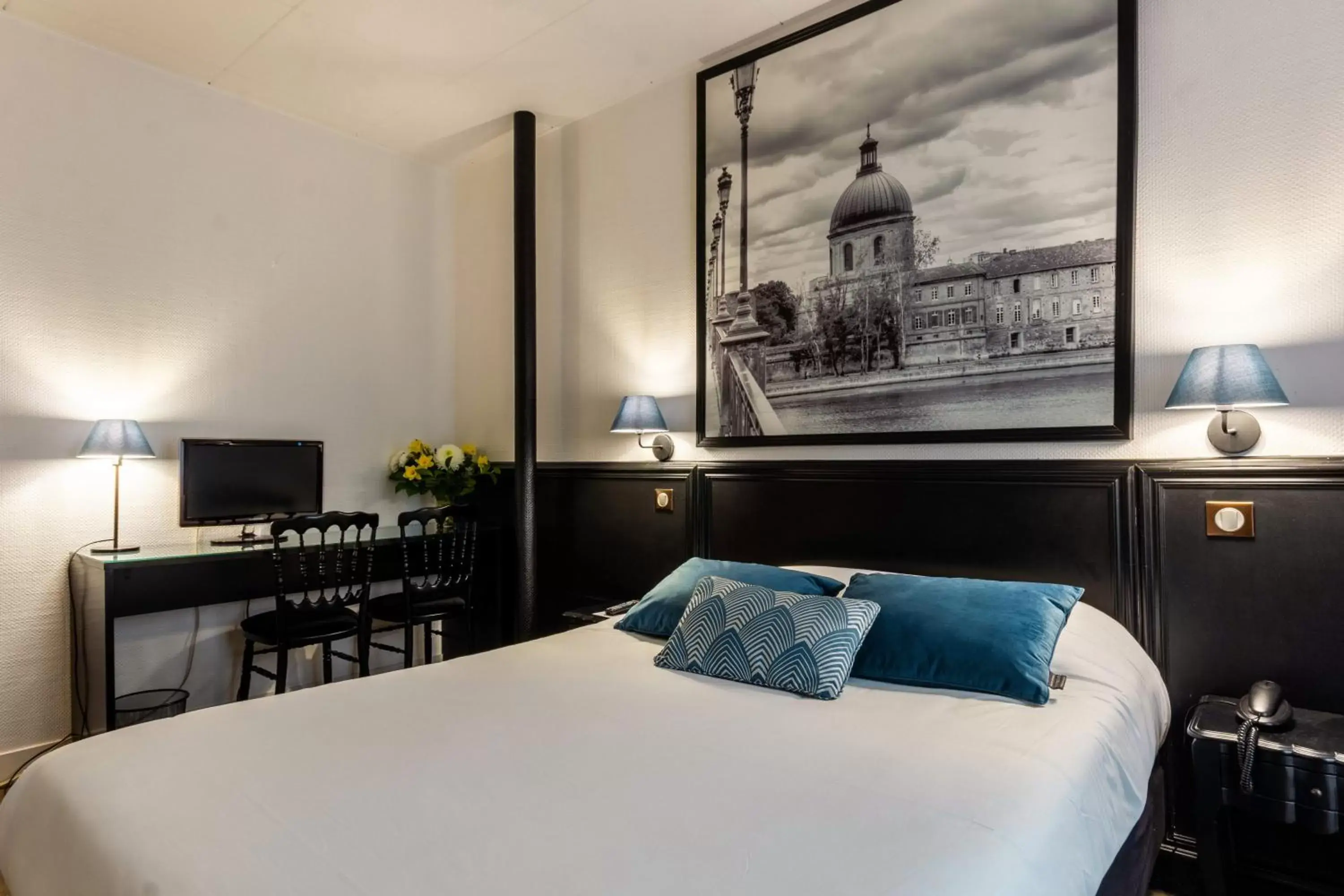 Bed in Hôtel de France