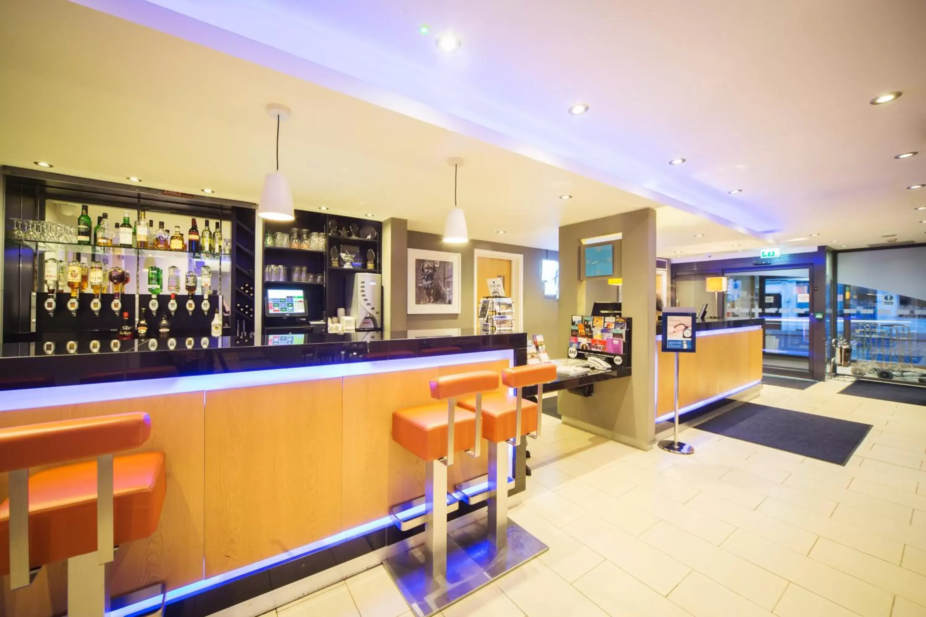 Lounge or bar, Lounge/Bar in Holiday Inn Express Edinburgh – Royal Mile, an IHG Hotel