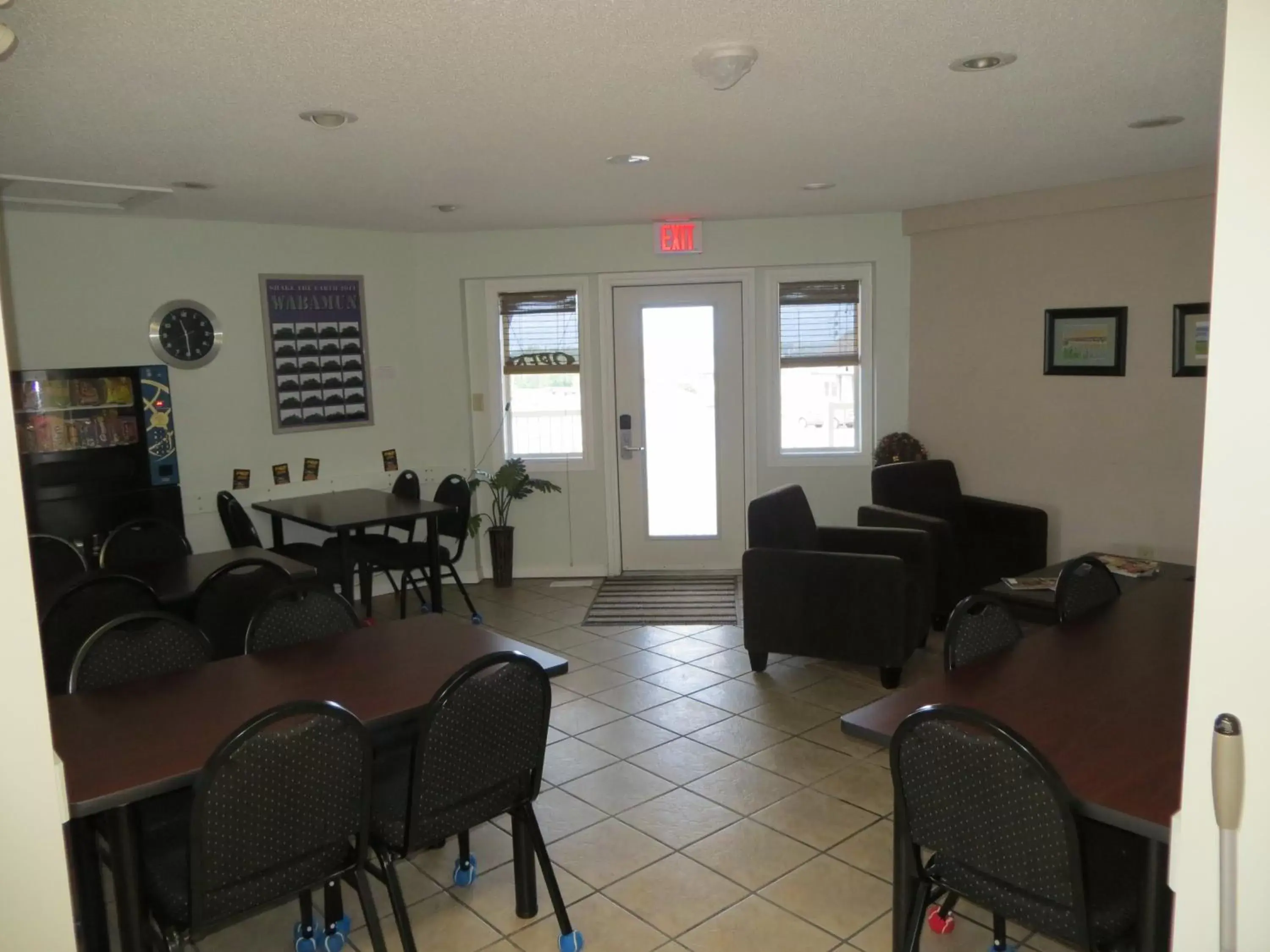 Communal lounge/ TV room, Seating Area in Shoreside Inn & Suites