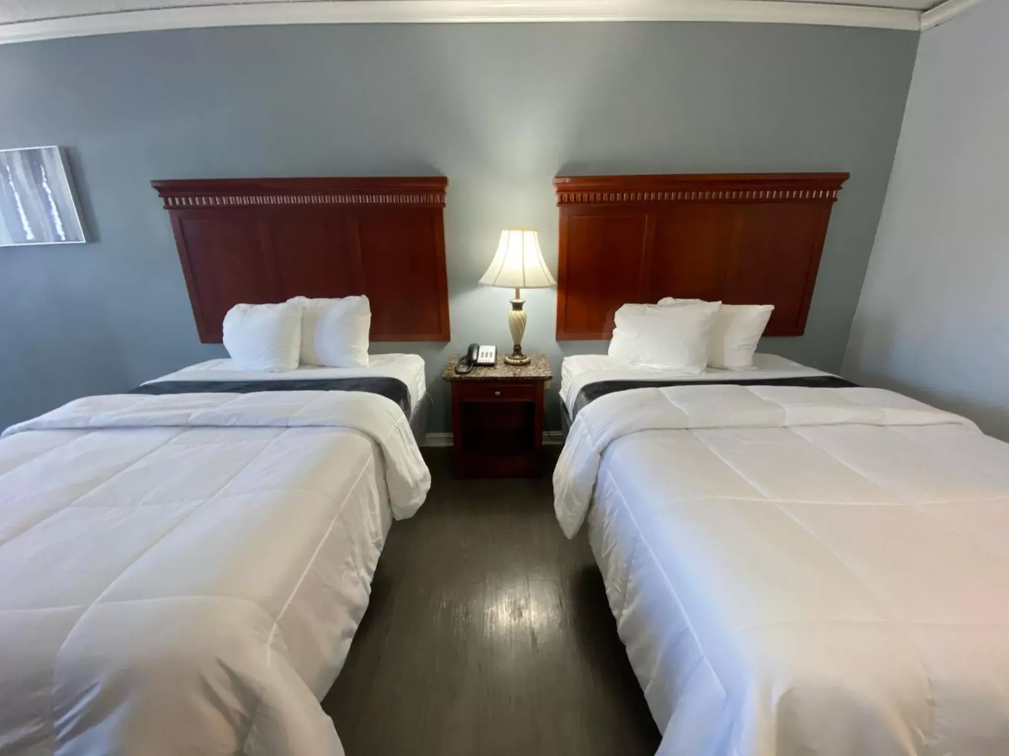 Bed in Quarters Inn & Suites
