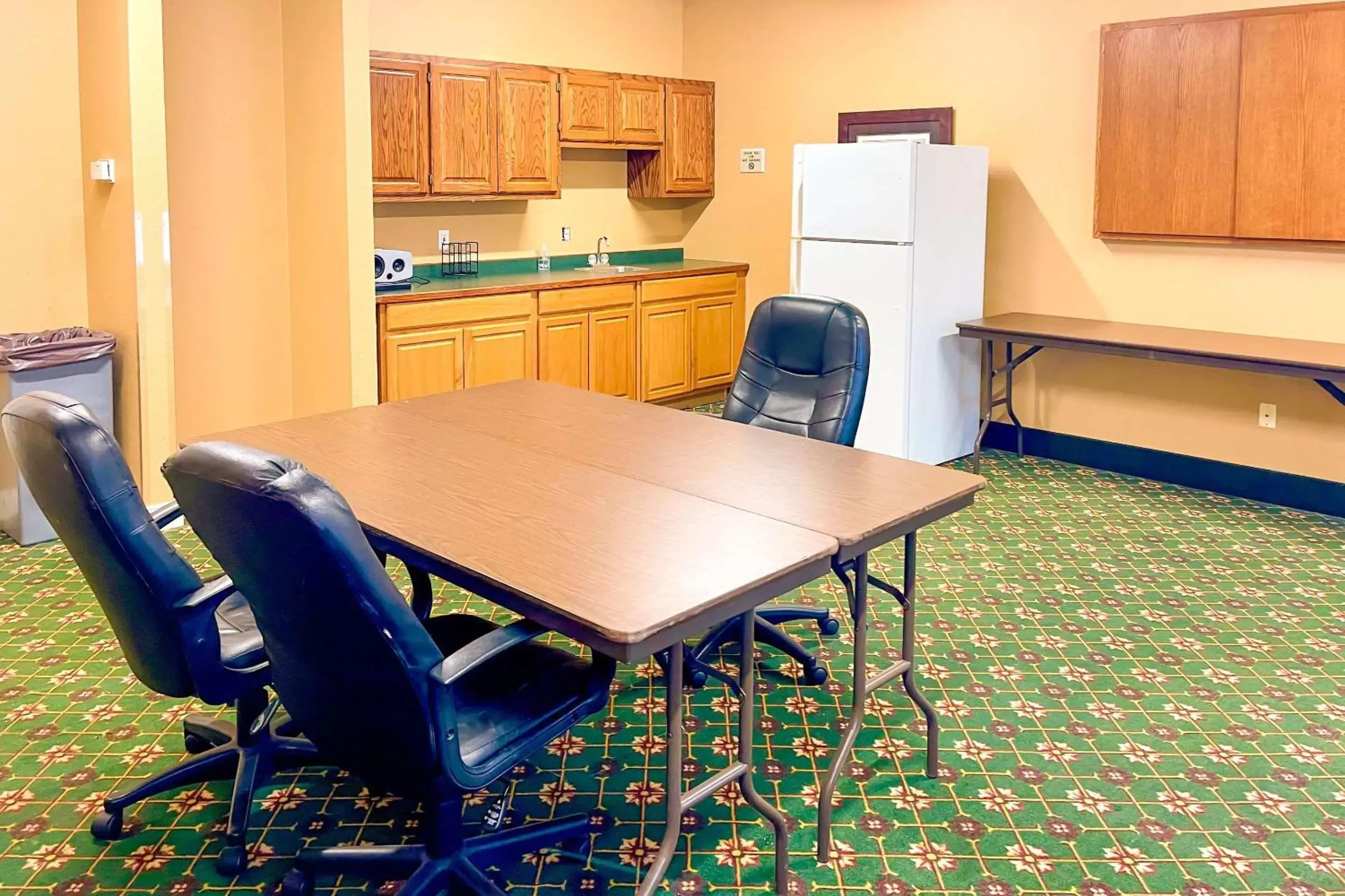 Meeting/conference room, Kitchen/Kitchenette in MainStay Suites Madison East