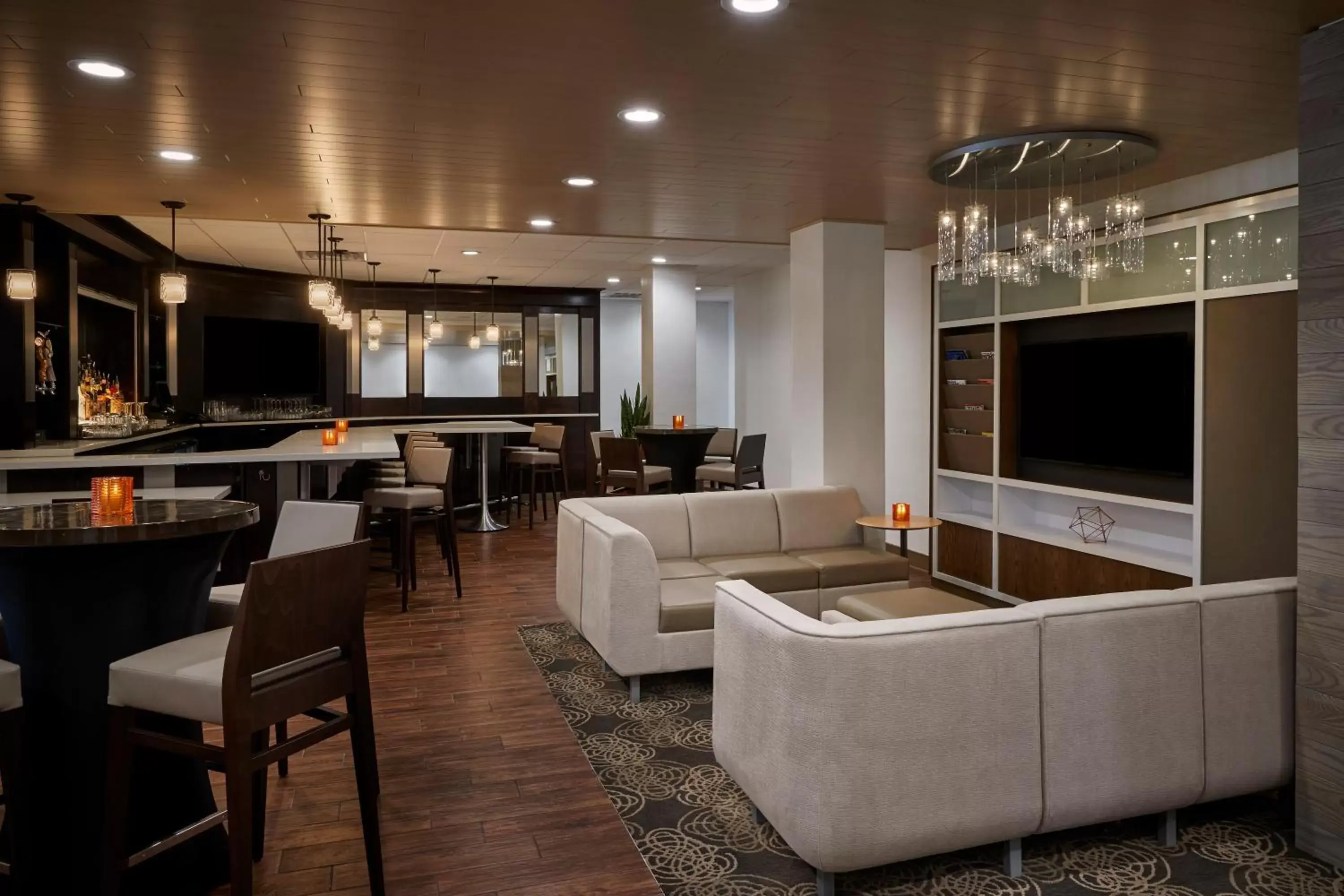 Lounge or bar, Lounge/Bar in Holiday Inn Alexandria at Carlyle, an IHG Hotel