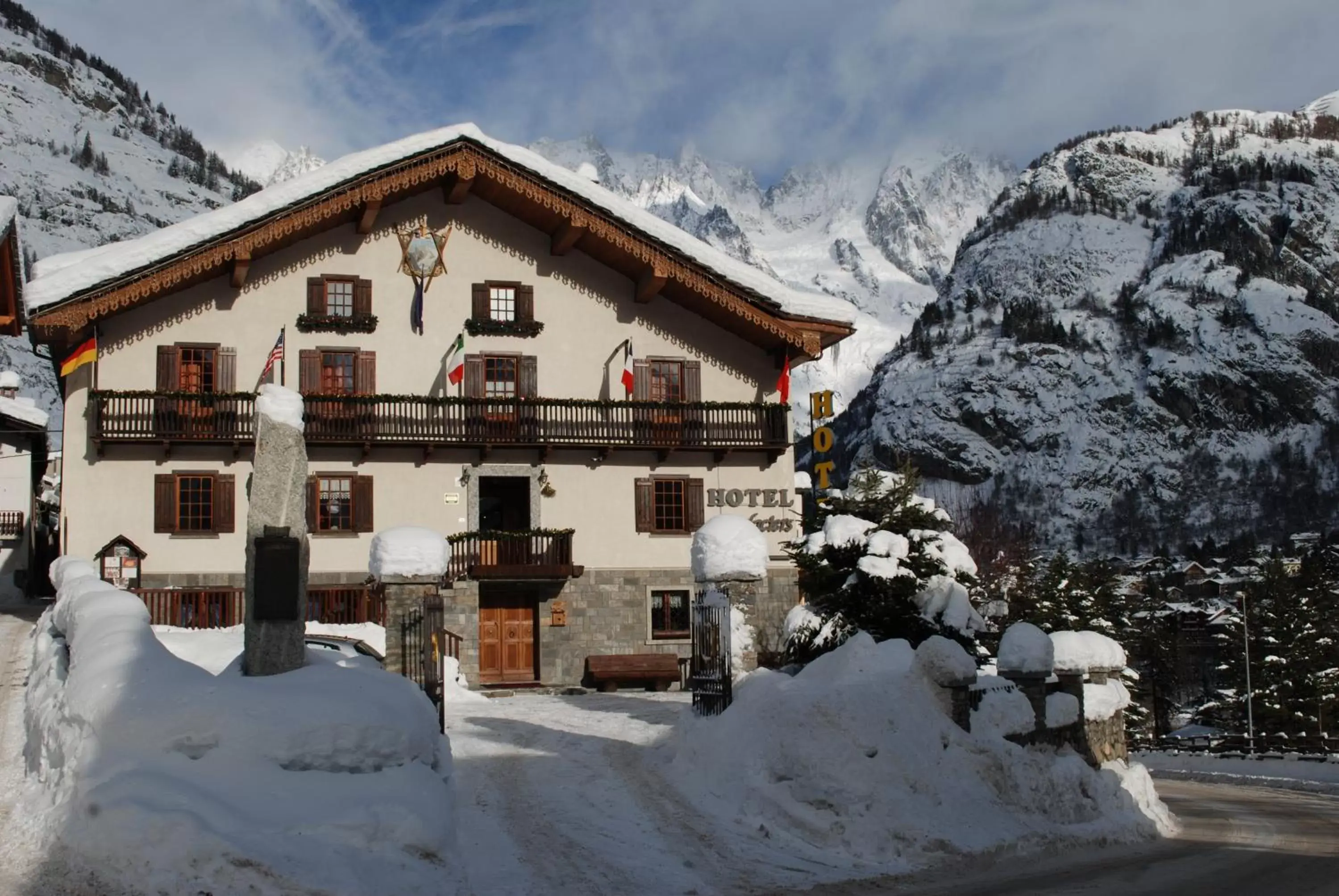 Property building, Winter in Hotel Des Glaciers