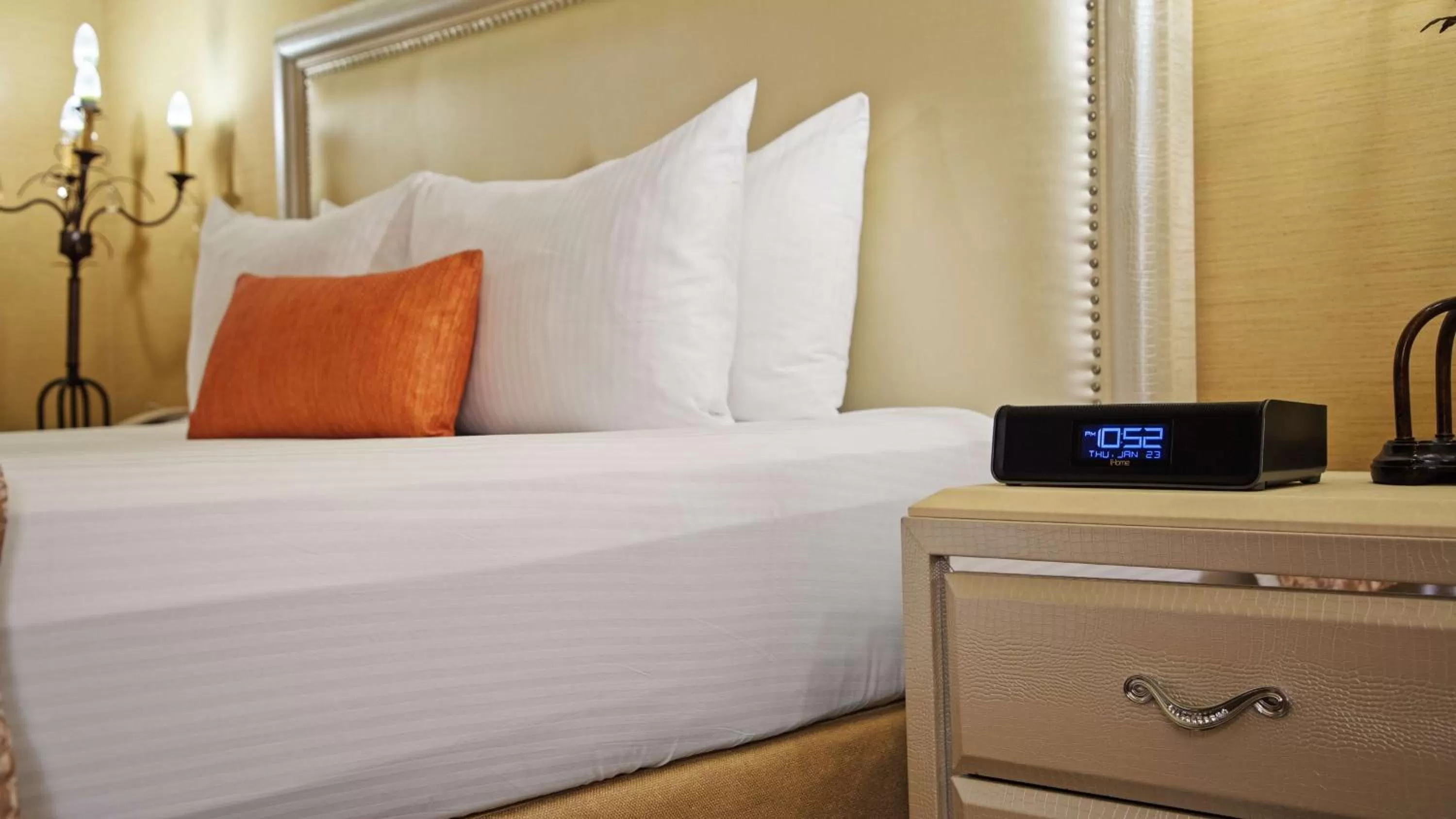 Photo of the whole room, Bed in Best Western Plus Sunset Plaza Hotel