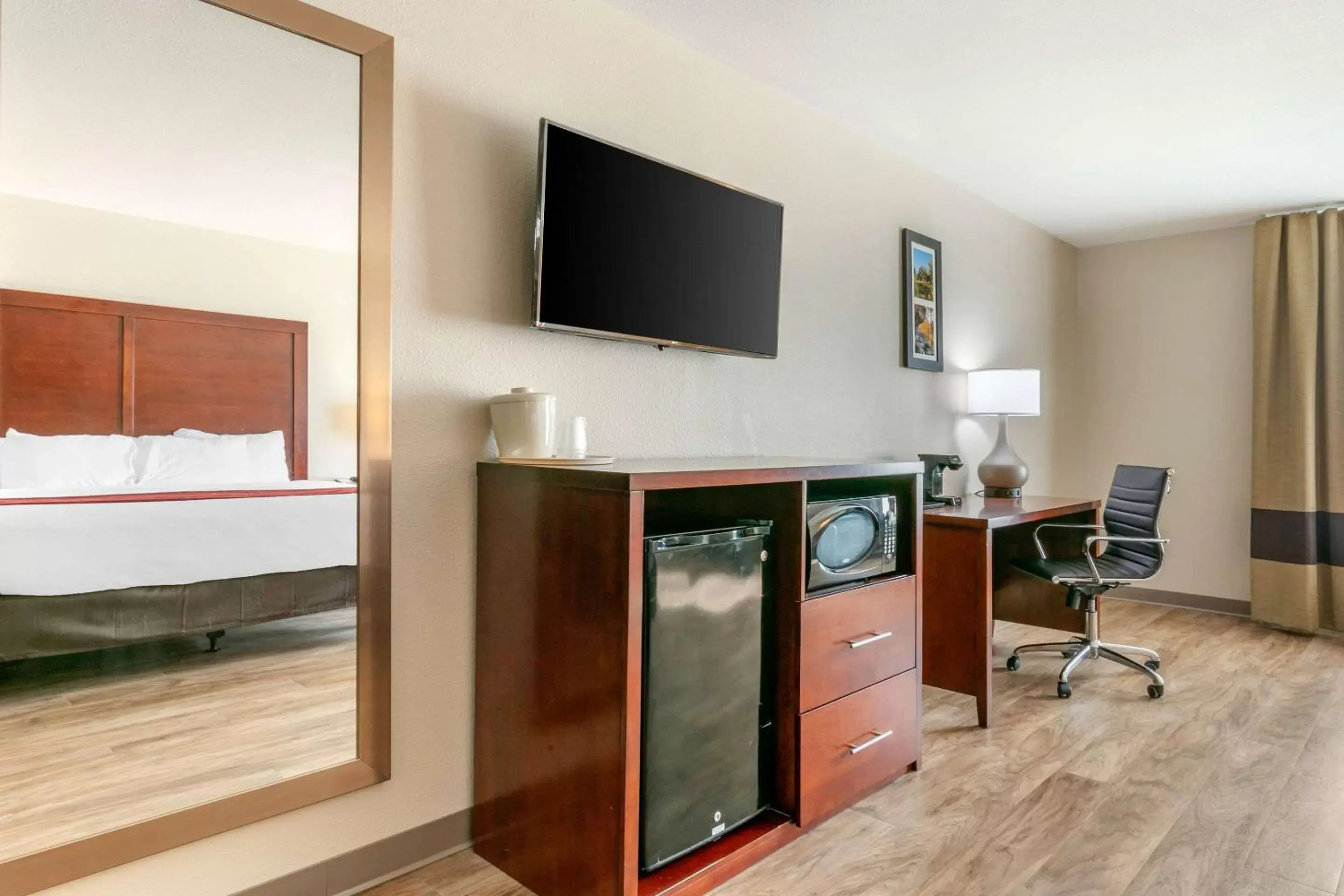 Photo of the whole room, TV/Entertainment Center in Comfort Inn and Suites Van Buren - Fort Smith