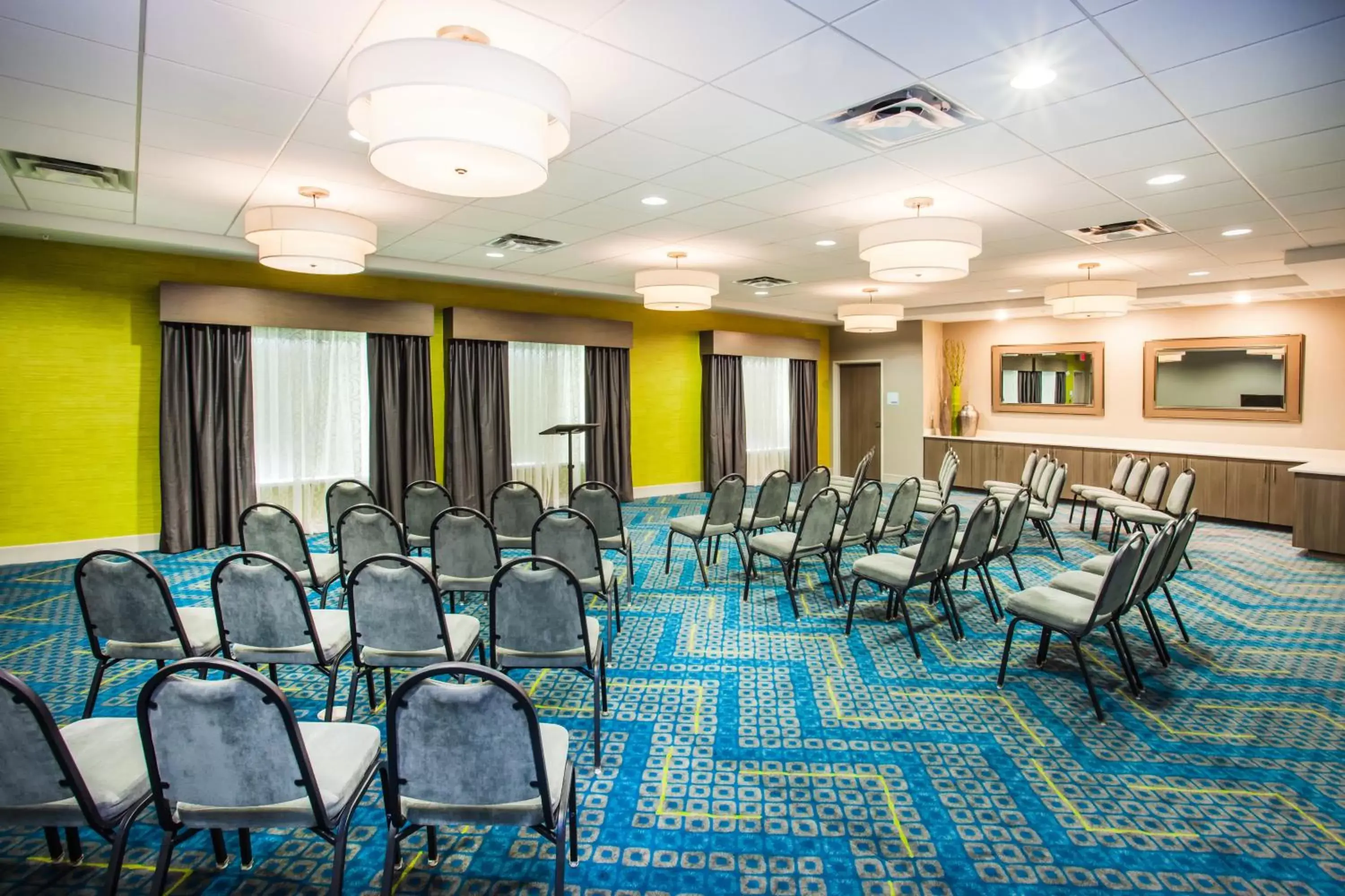 Meeting/conference room in Holiday Inn Express & Suites Litchfield, an IHG Hotel