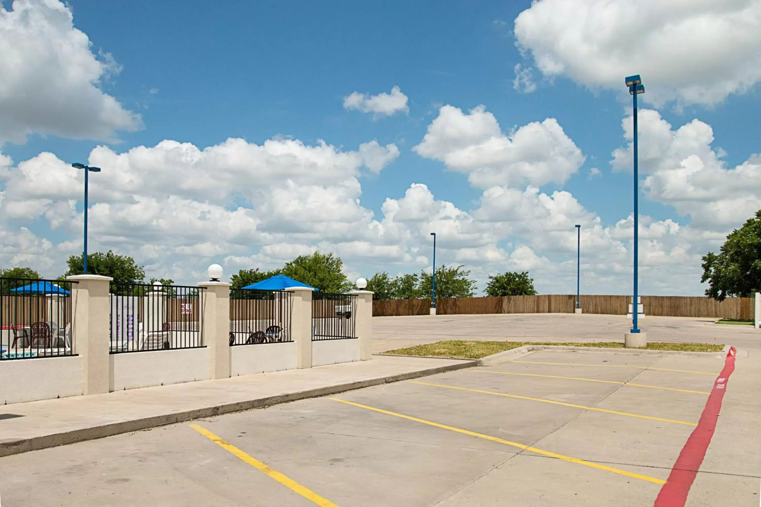 Facade/entrance, Tennis/Squash in Motel 6-Cleburne, TX