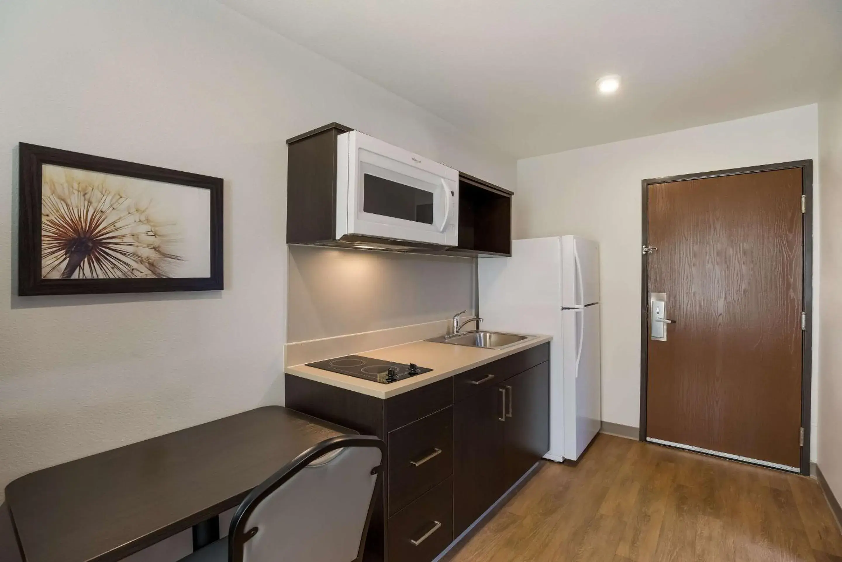 Bedroom, Kitchen/Kitchenette in WoodSpring Suites Orlando North - Maitland