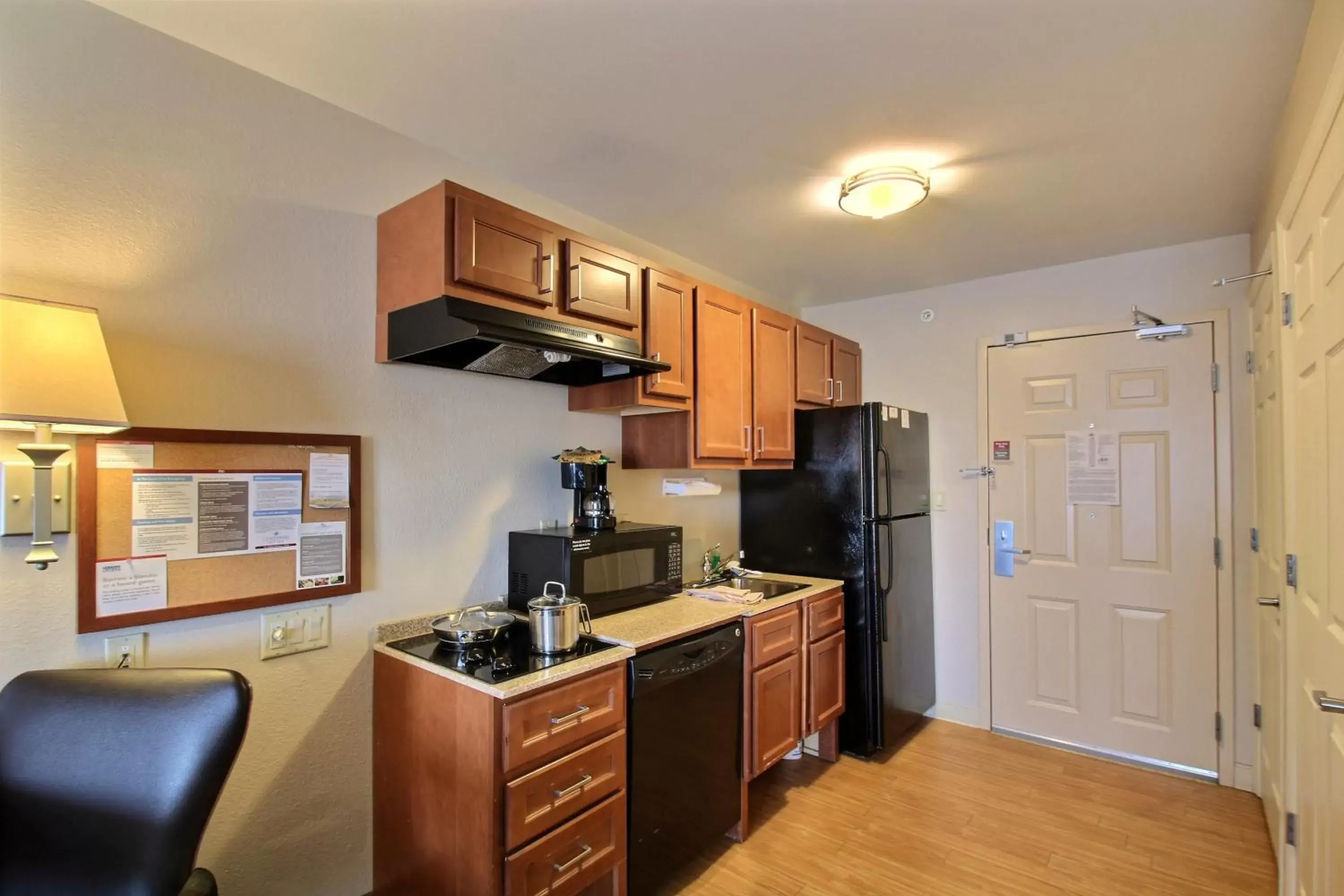 Photo of the whole room, Kitchen/Kitchenette in Candlewood Suites Milwaukee Airport - Oak Creek, an IHG Hotel