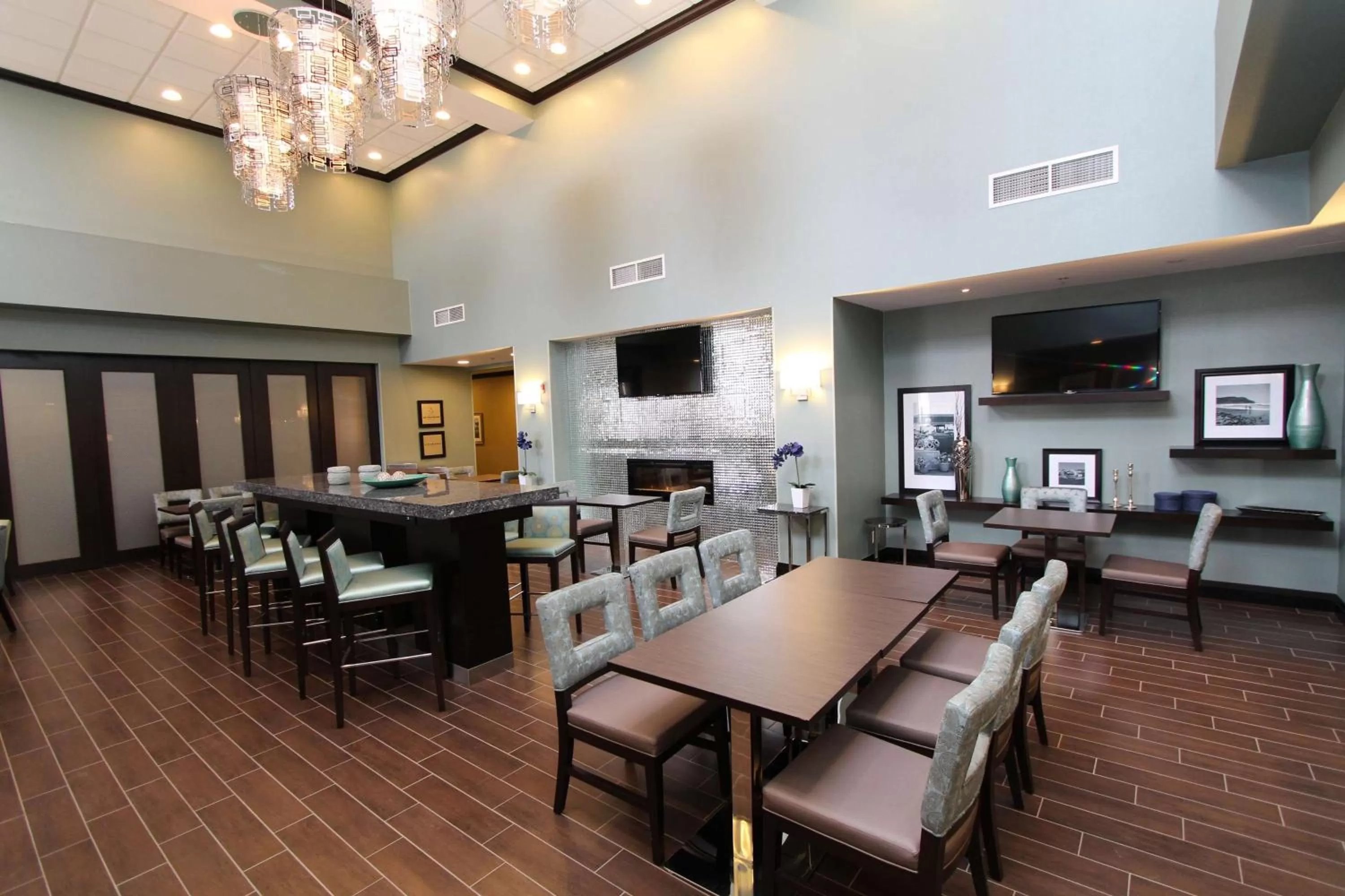 Lounge or bar in Hampton Inn & Suites by Hilton St. John's Airport