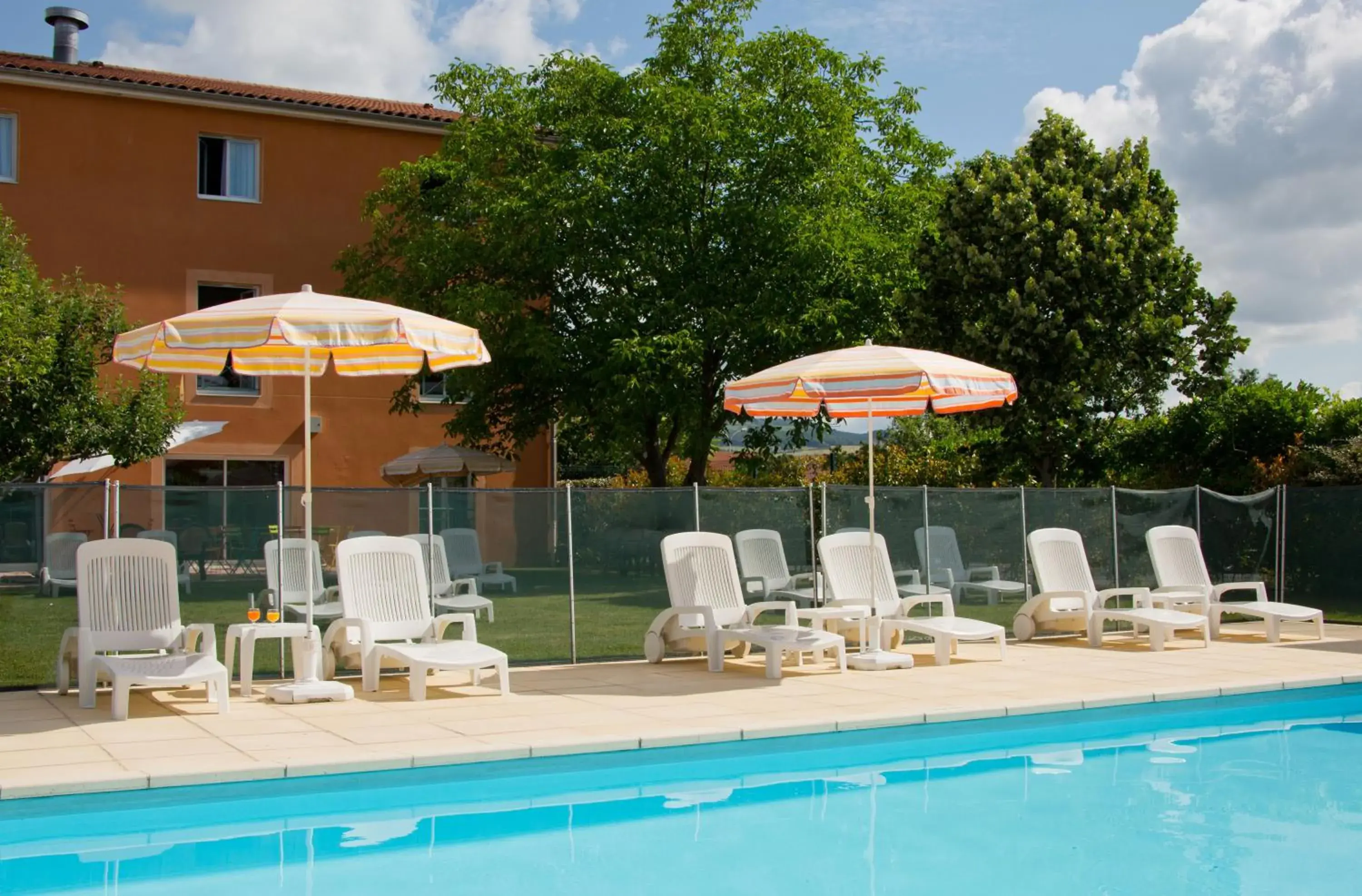 Swimming pool, Banquet Facilities in The Originals Boutique, Hotel Le Pariou, Issoire (Qualys-Hotel)