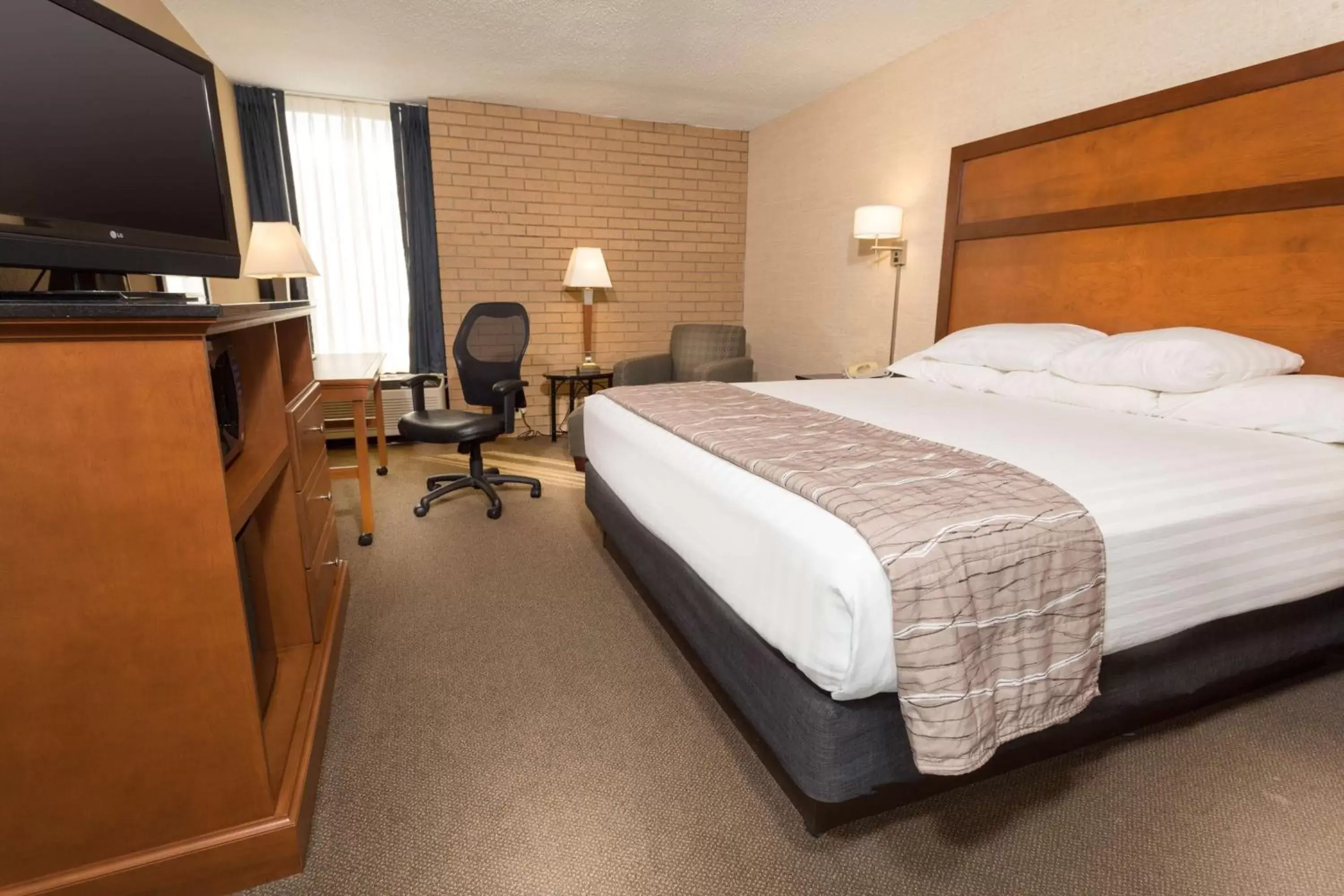 Photo of the whole room, Bed in Drury Inn & Suites Champaign