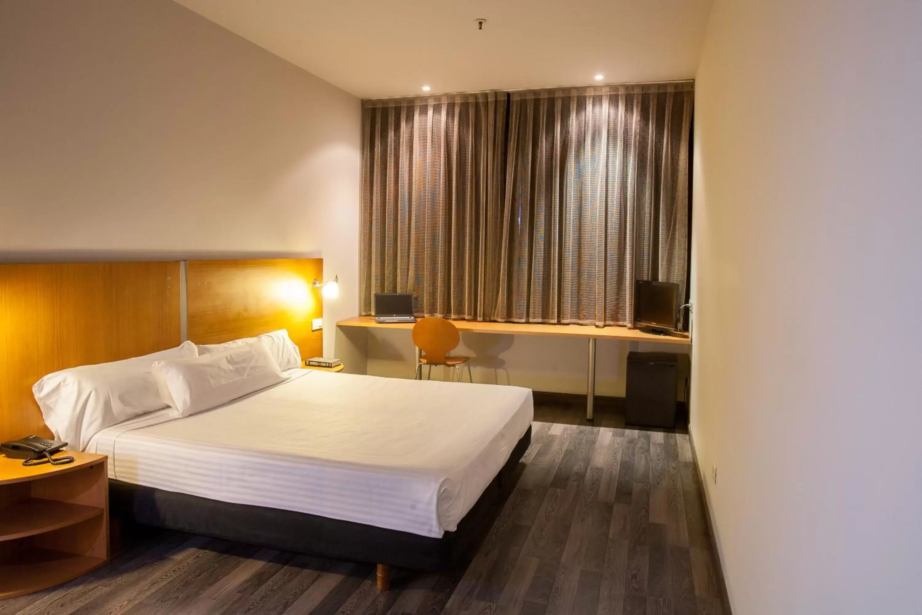 Bedroom, Bed in Hotel Porta de Gallecs