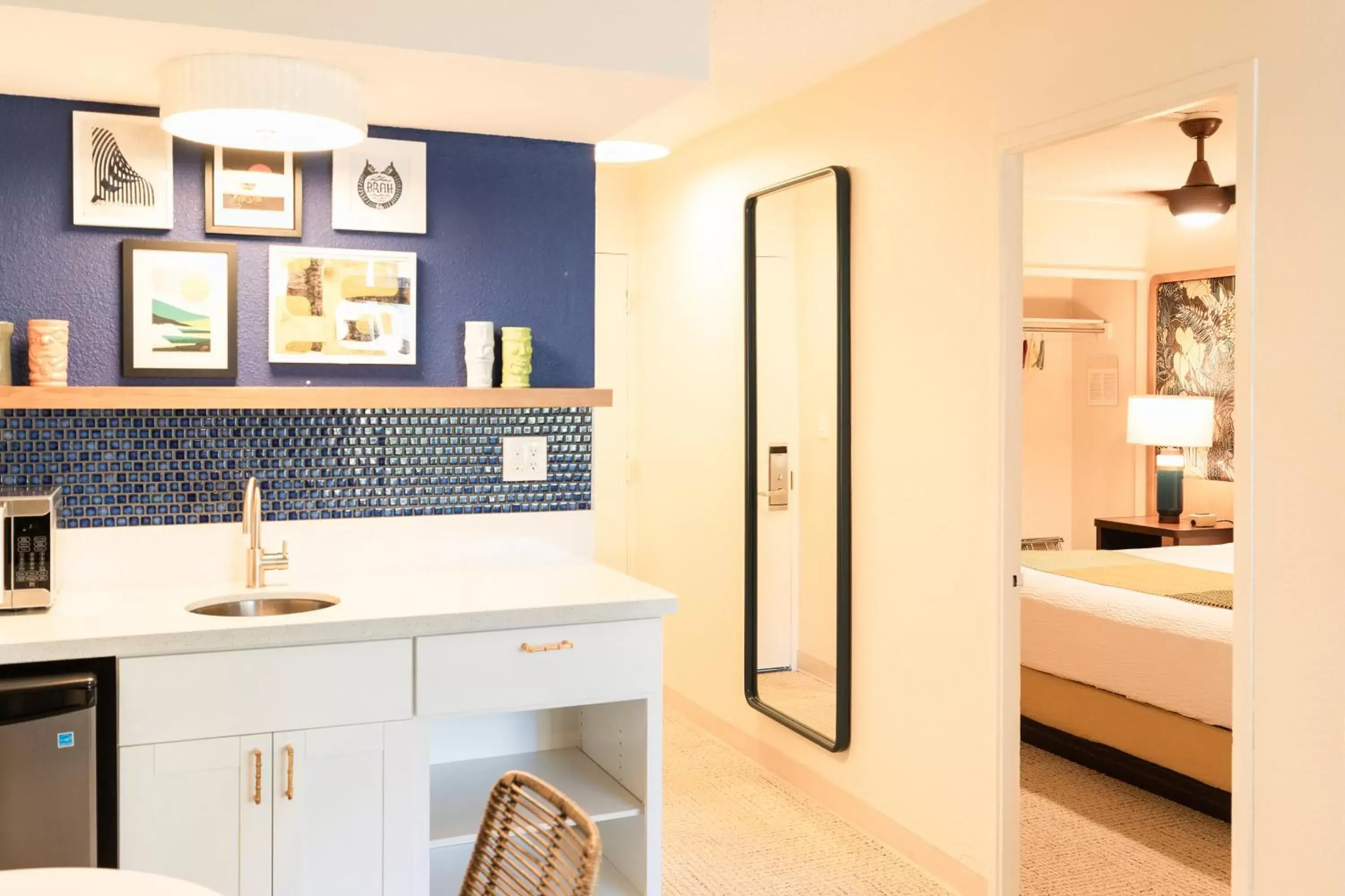 Kitchen or kitchenette, Bathroom in White Sands Hotel