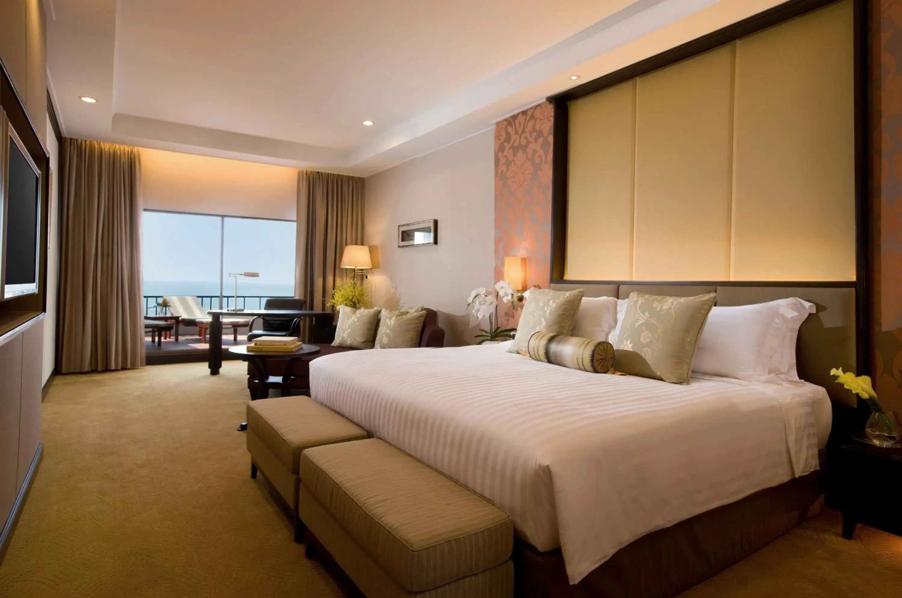 Bedroom, Bed in Dusit Thani Pattaya - SHA Extra Plus