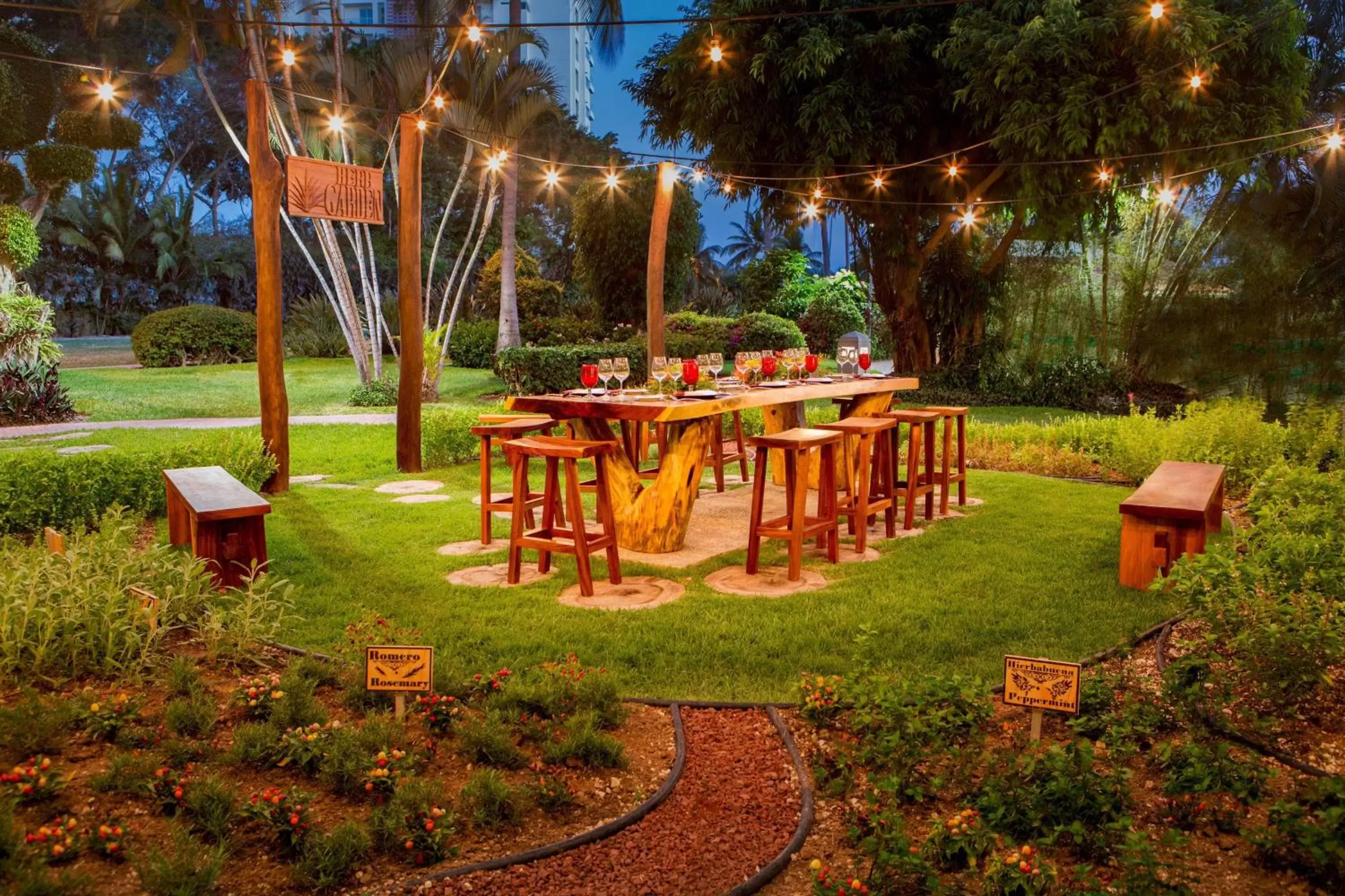 Restaurant/places to eat, Garden in Marriott Puerto Vallarta Resort & Spa