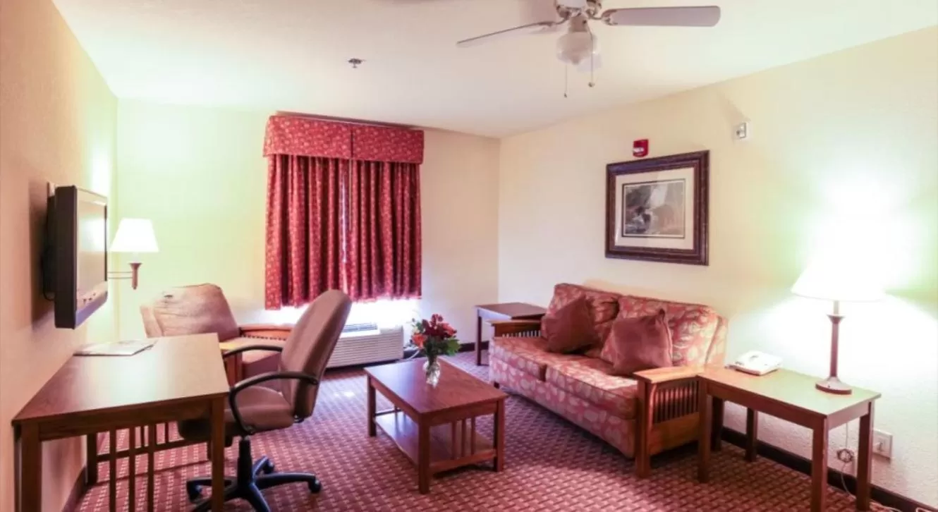 Seating area in Mountain Inn & Suites Airport - Hendersonville