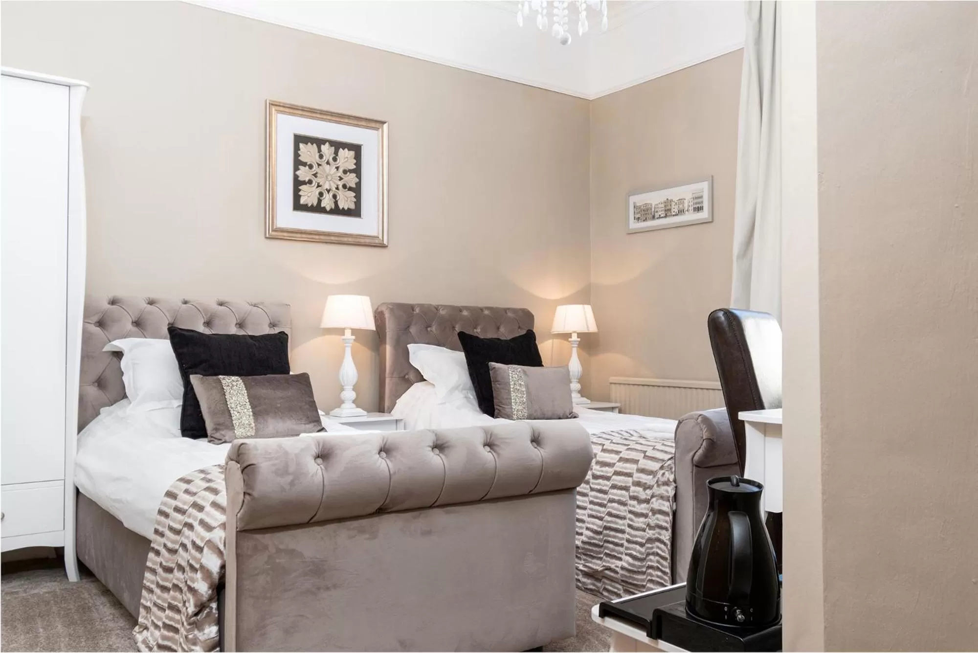 Photo of the whole room, Bed in Lansdowne House with Private Car Park