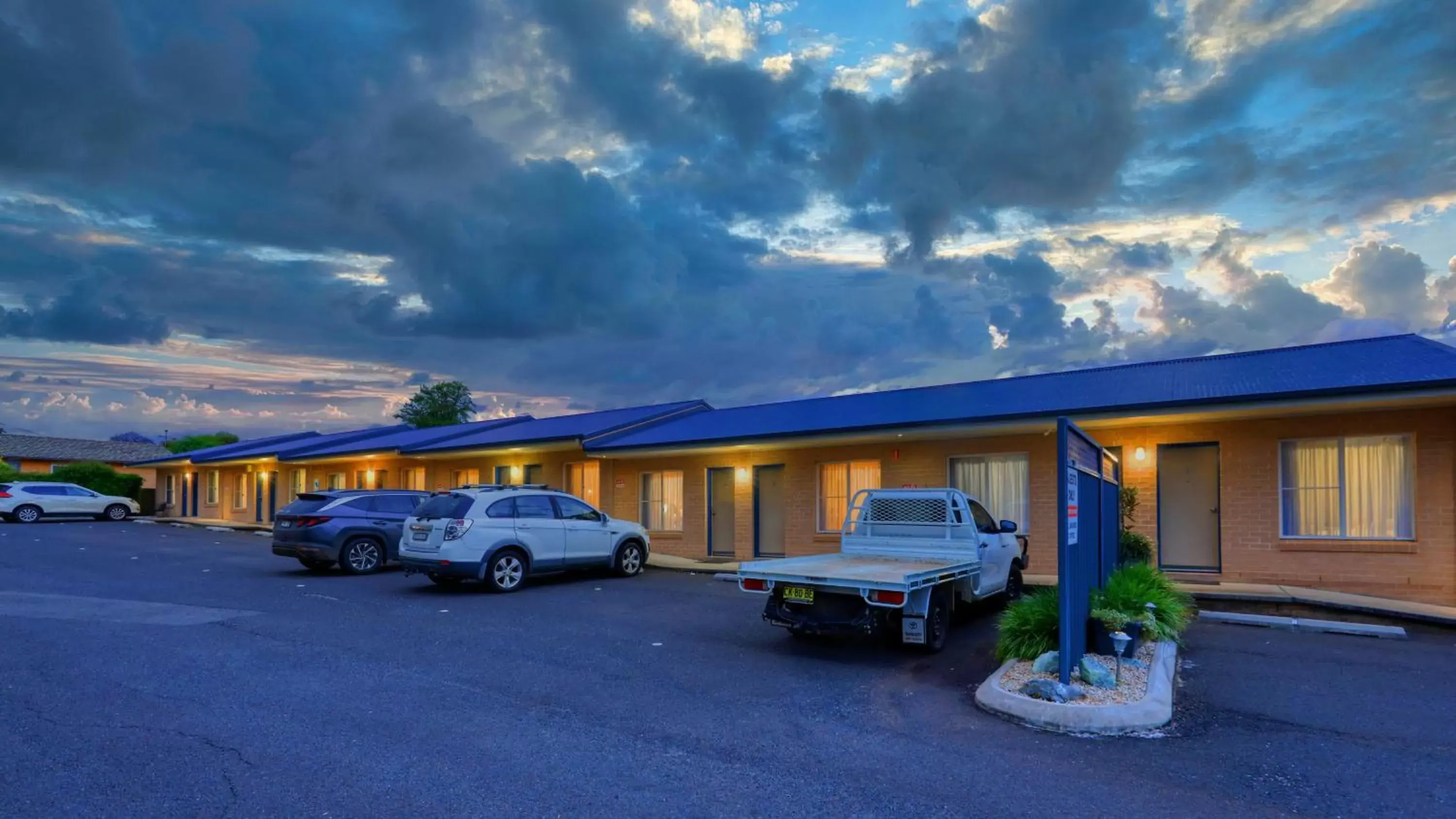 Parking, Property Building in Edward Parry Motel and Apartments