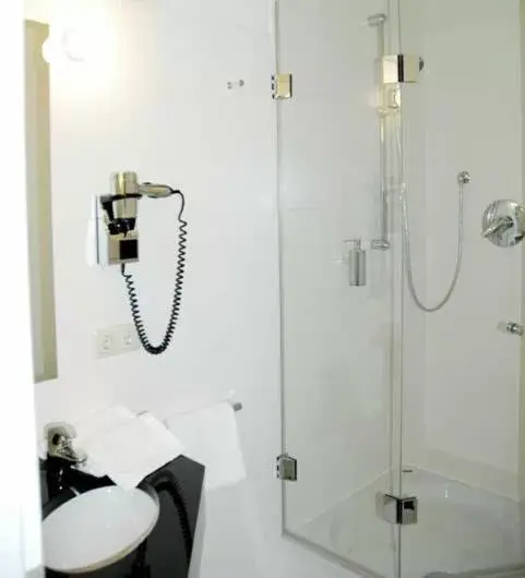 Shower, Bathroom in Hotel Goldenes Kreuz
