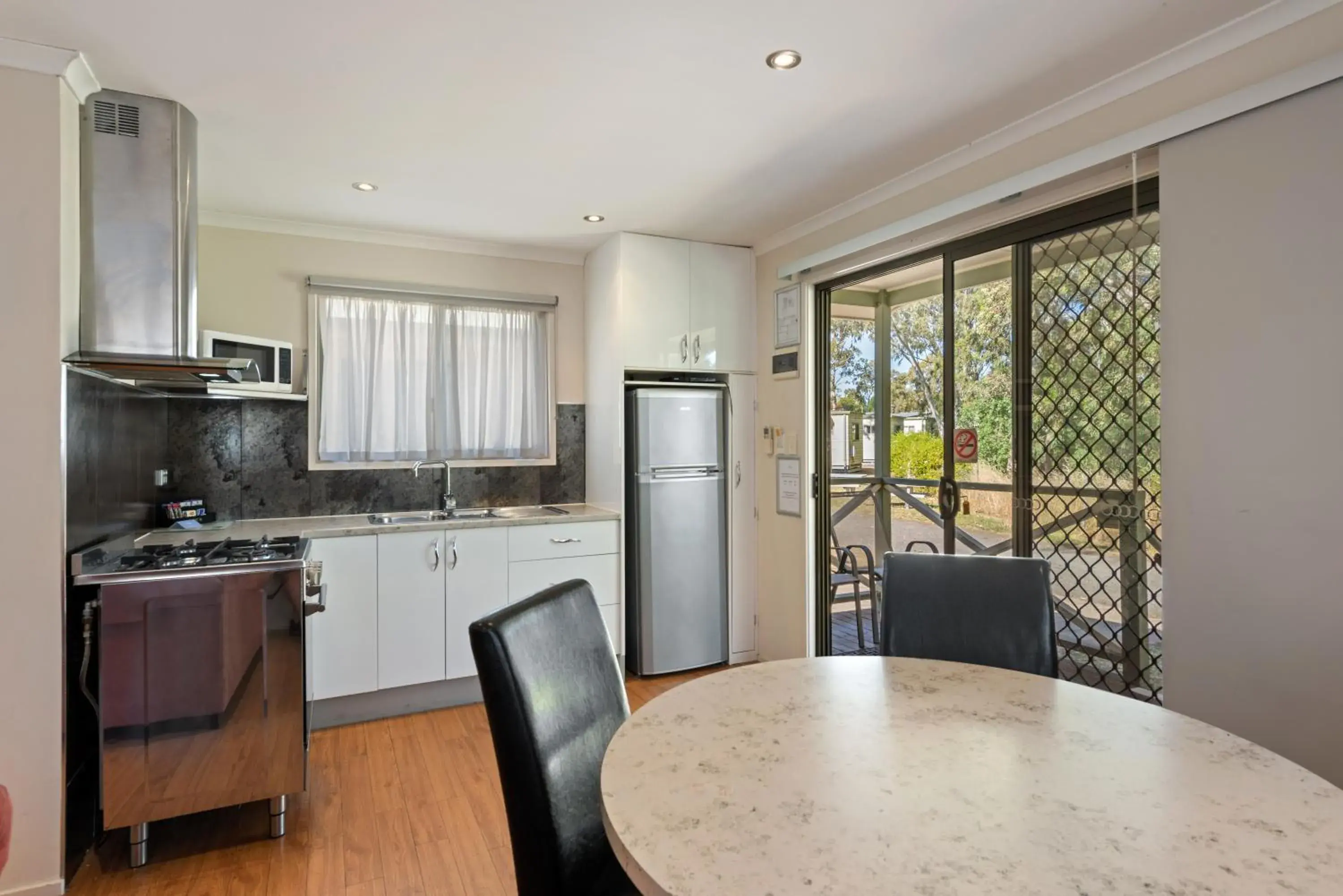 Kitchen or kitchenette, Kitchen/Kitchenette in Discovery Parks - Barossa Valley