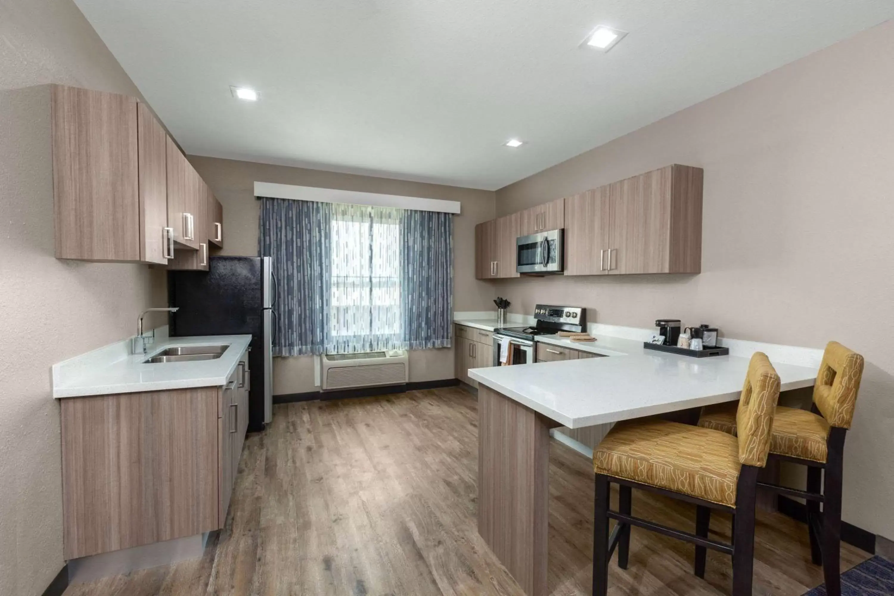 Kitchen or kitchenette, Kitchen/Kitchenette in La Quinta by Wyndham Houston Channelview