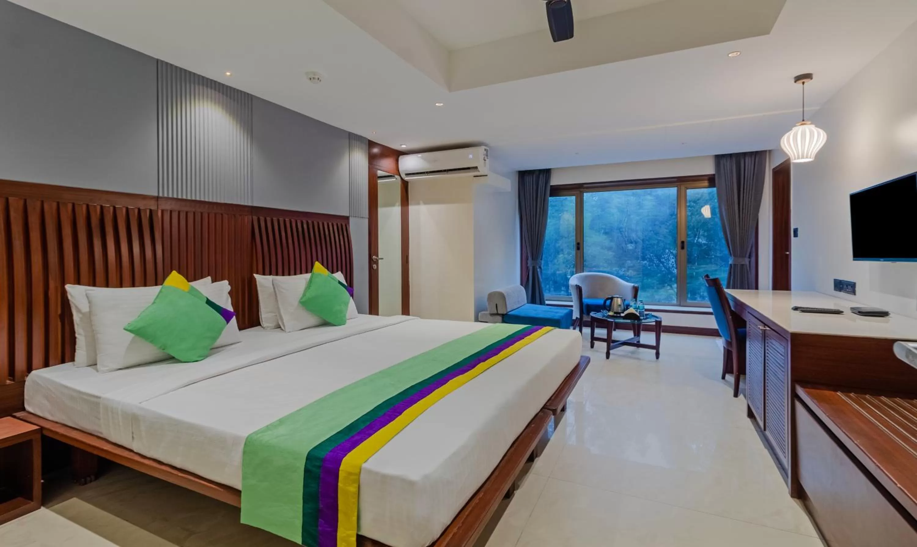 Bedroom, Bed in Treebo Regency - Bund Garden, Dhole Patil Road