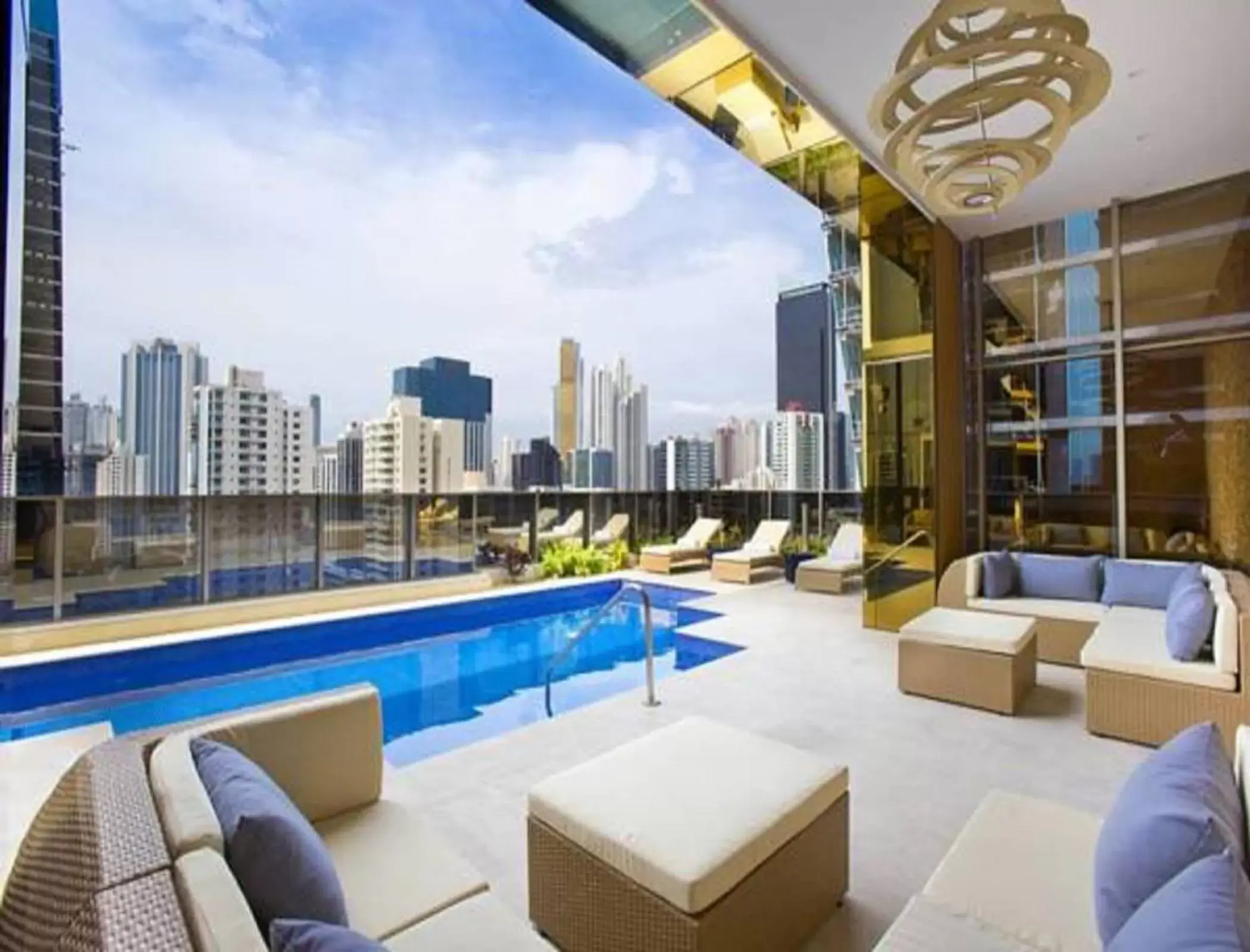 Swimming Pool in Global Hotel Panama