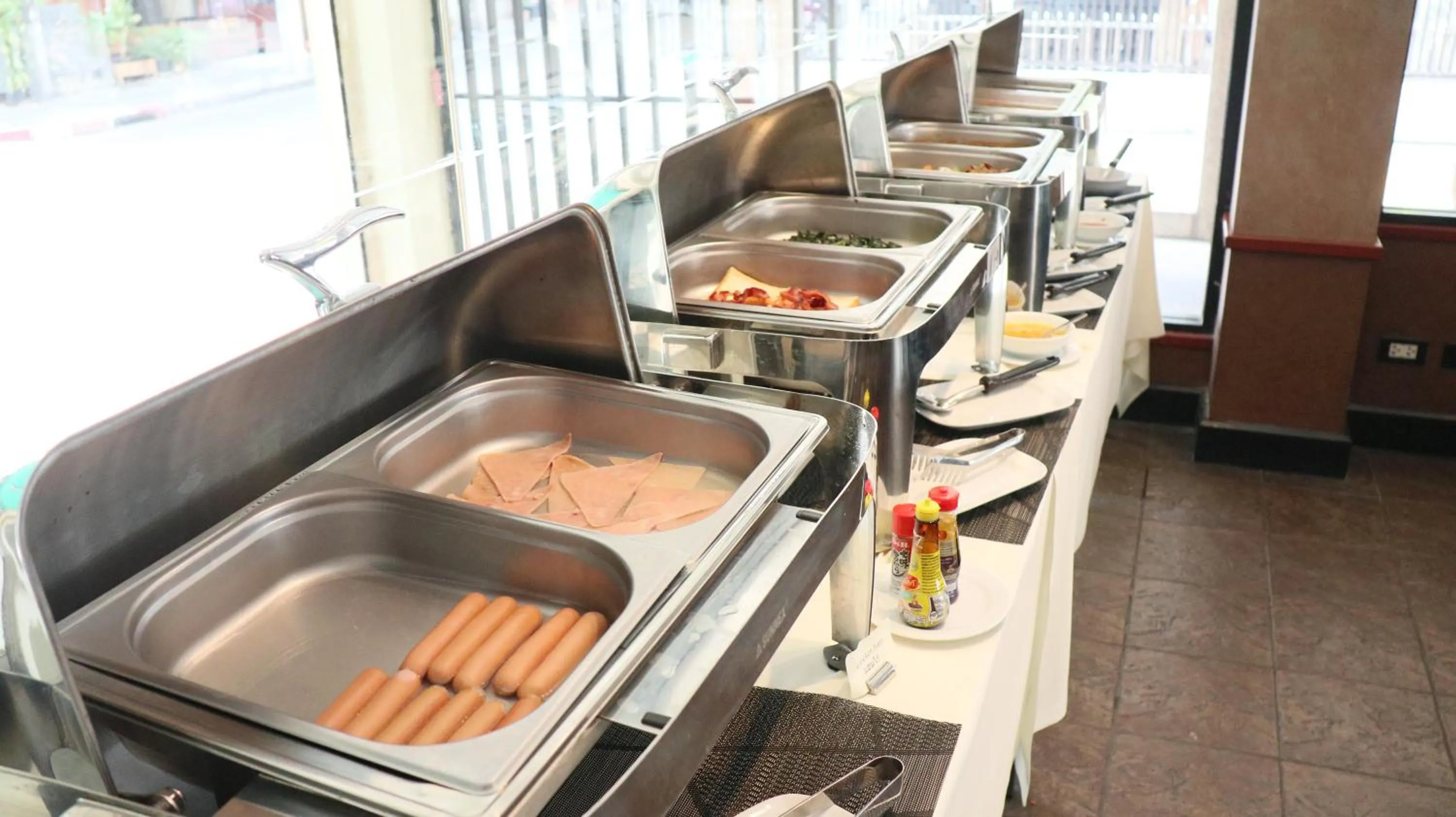 Restaurant/places to eat in Admiral Suites Bangkok