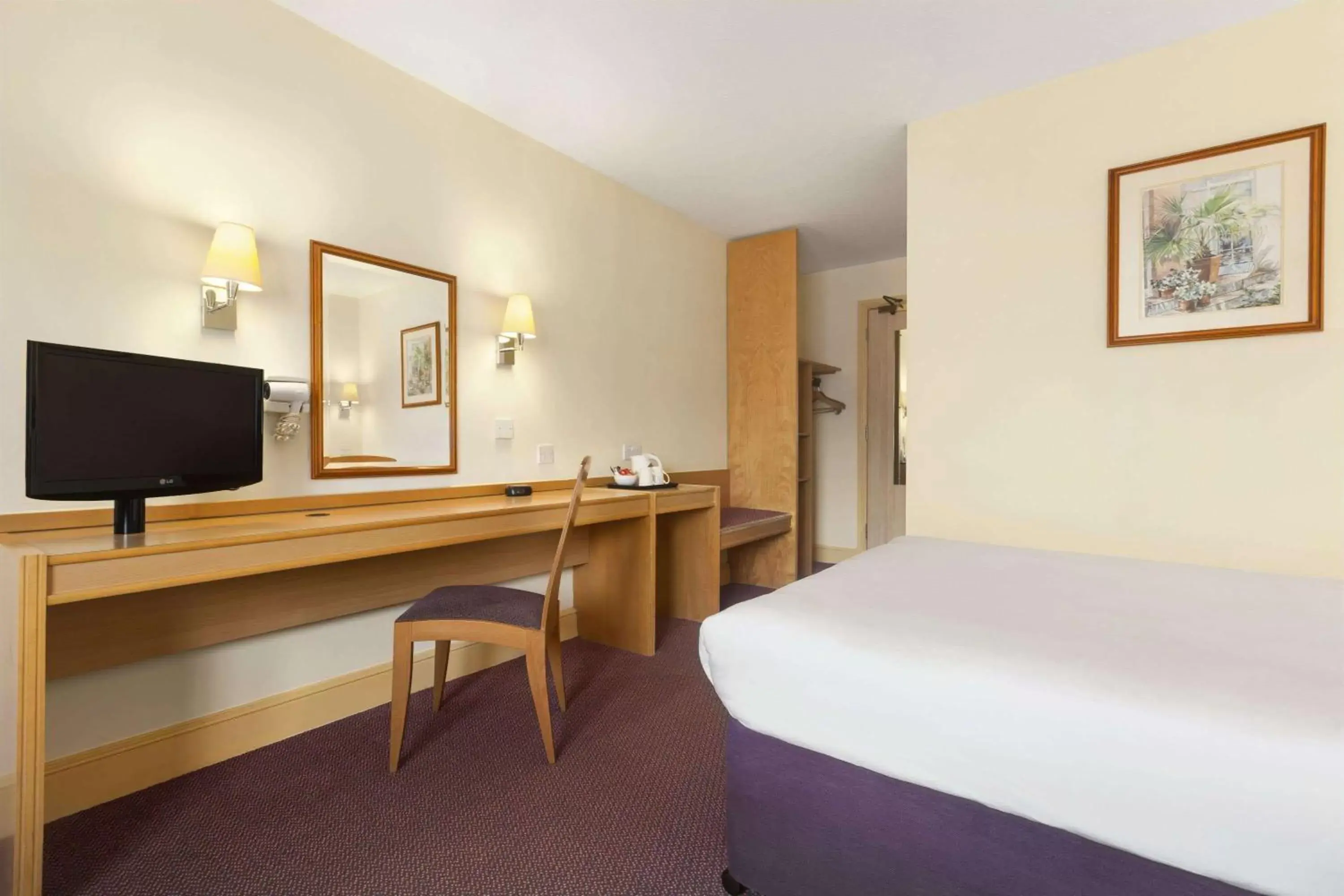 Double Room with Two Double Beds in Days Inn by Wyndham Sevenoaks Clacket Lane Double Room with Two Double Beds in Days Inn by Wyndham Sevenoaks Clacket Lane