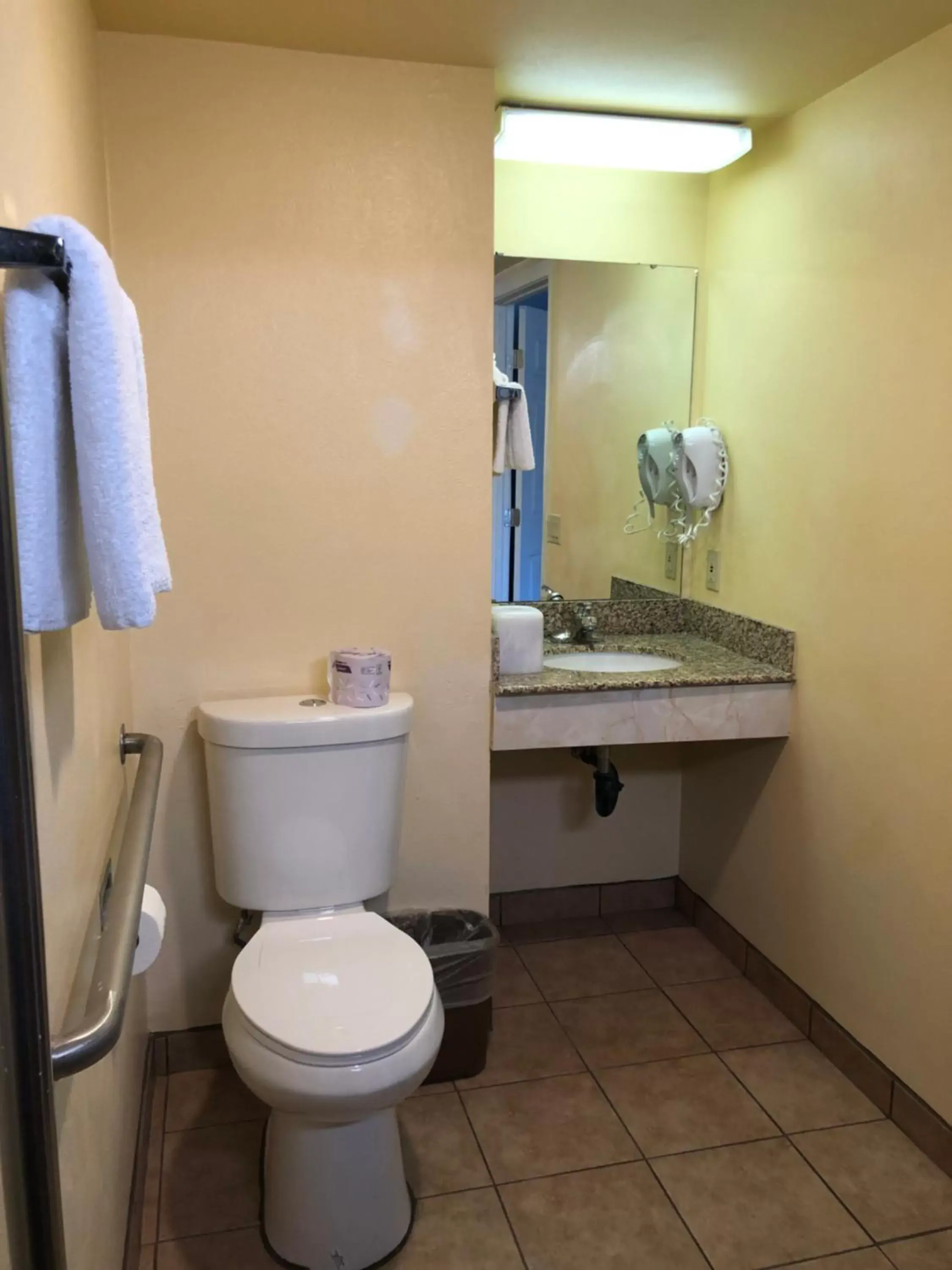 Toilet, Bathroom in Beachwalker Inn Cayucos