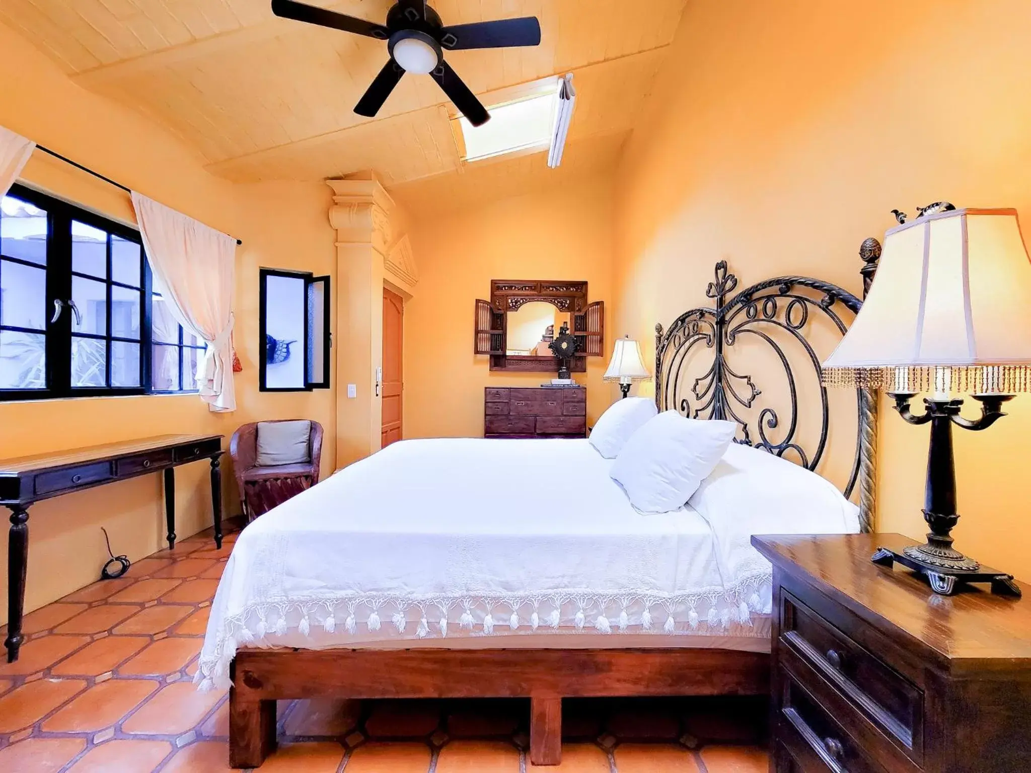 Bed in Estrellita's Bed & Breakfast