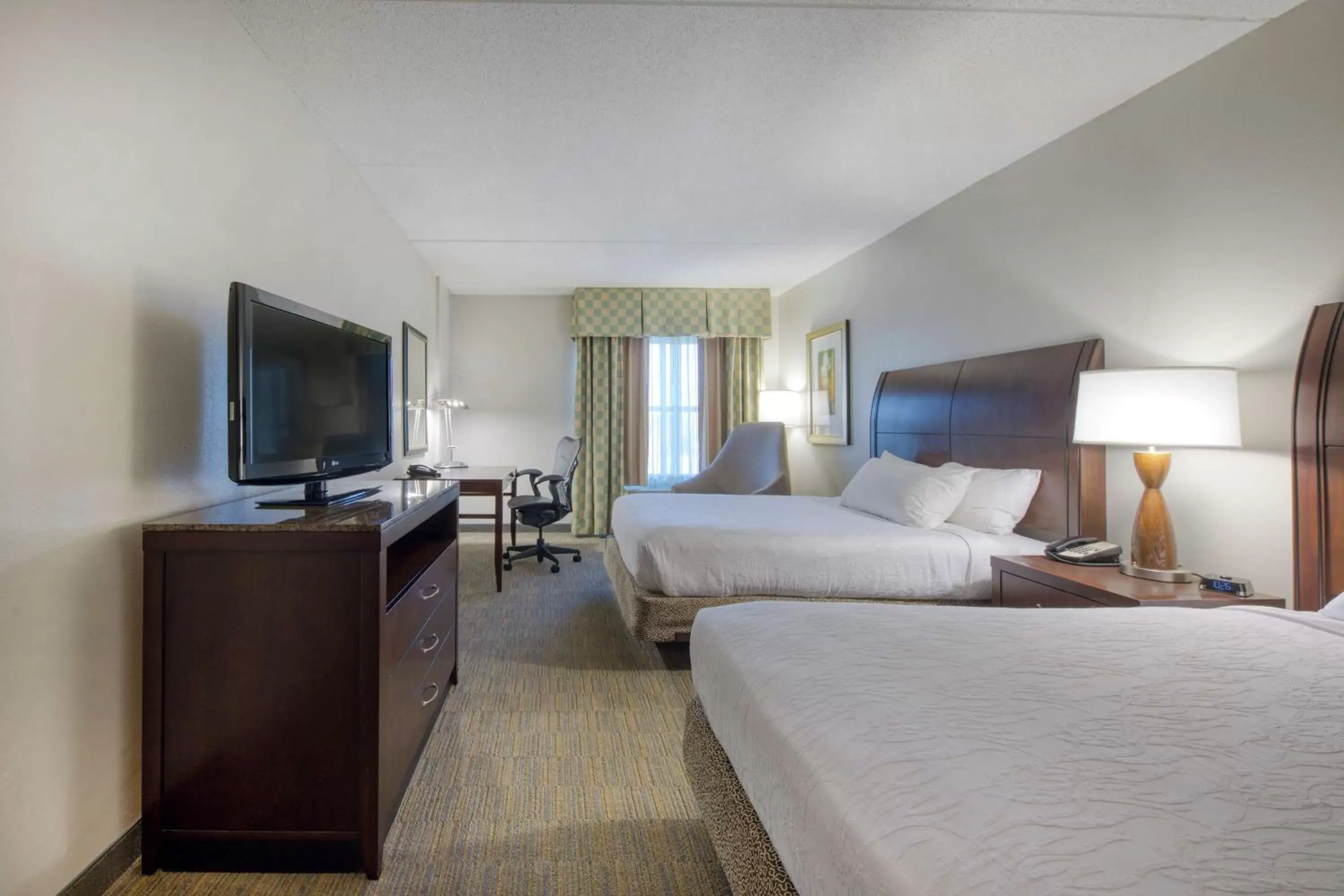 Bedroom, TV/Entertainment Center in Hilton Garden Inn Durham Southpoint