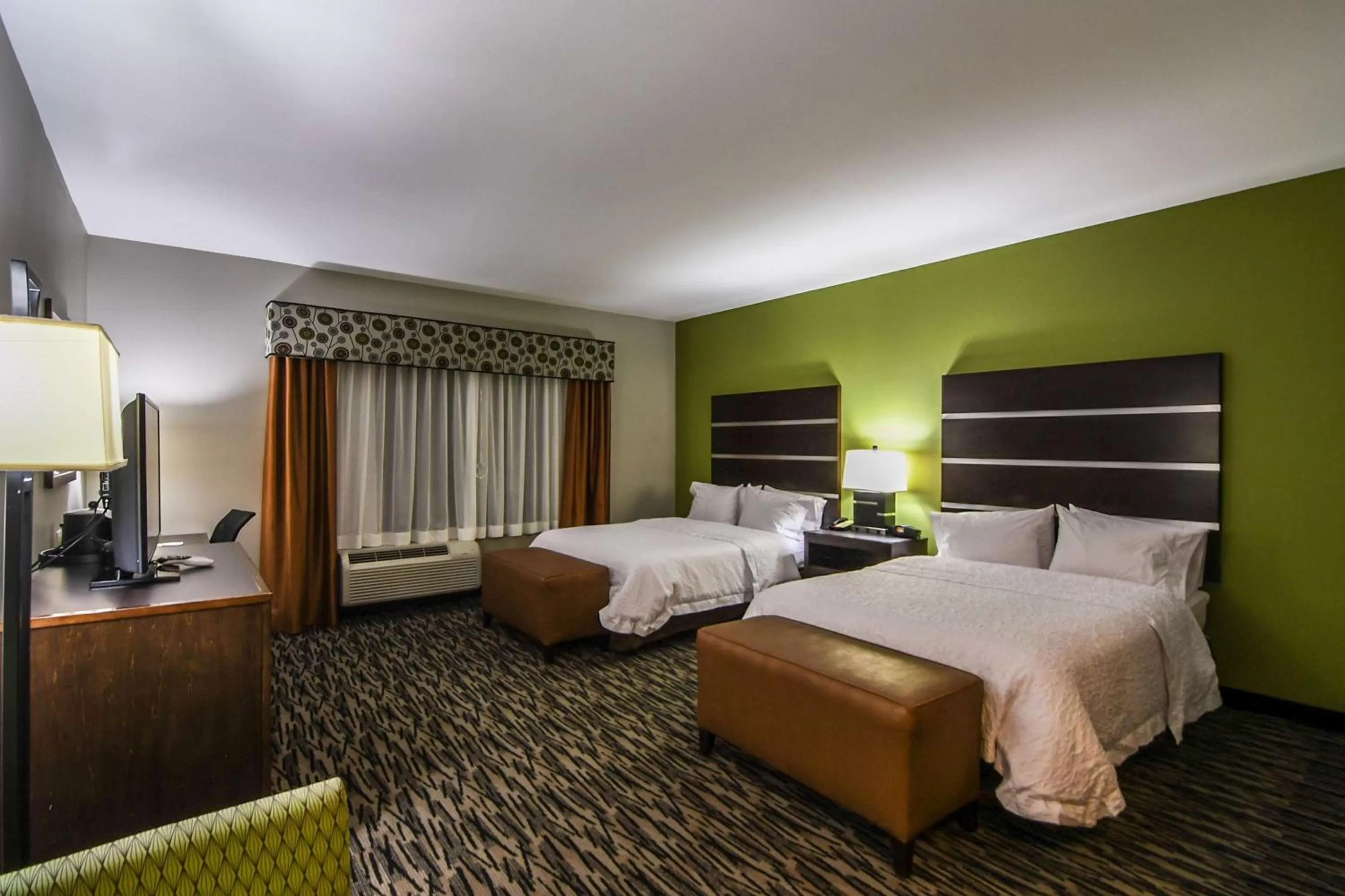 Bedroom, Bed in Hampton Inn Foley