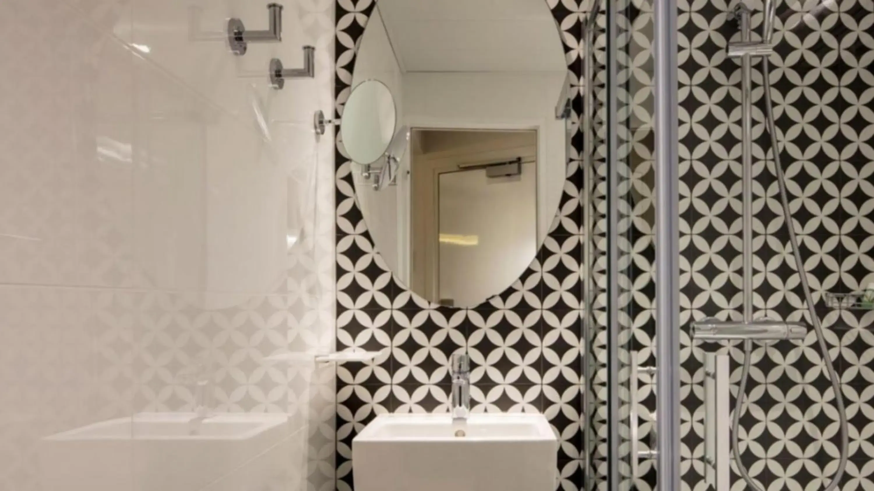 Bathroom in Nouvel Hotel Eiffel