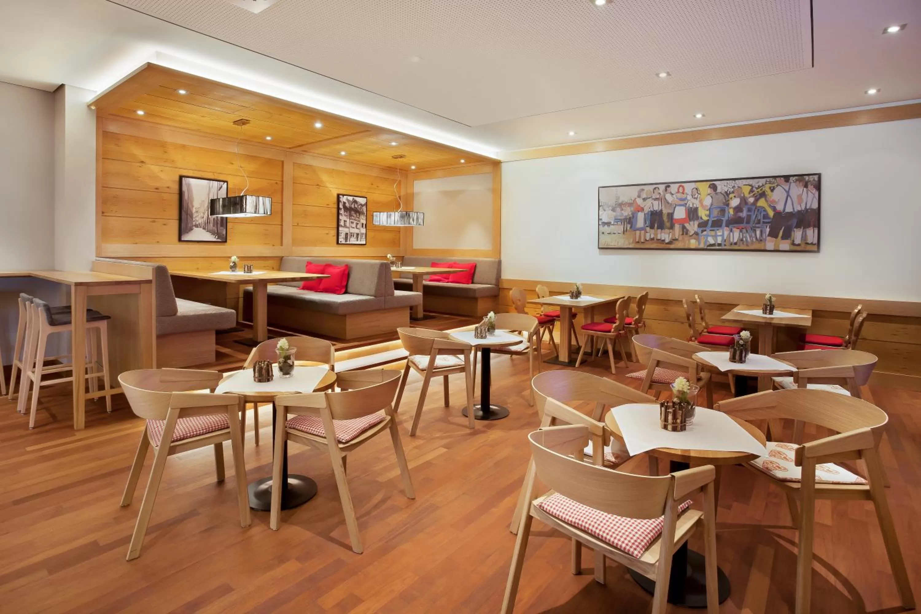 Lounge or bar in Holiday Inn Nürnberg City Centre by IHG