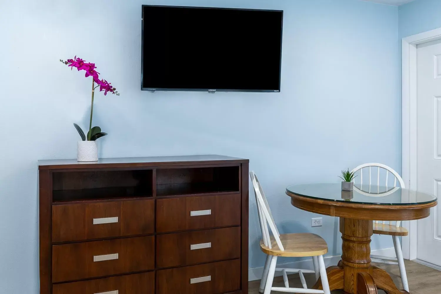 Dining area, TV/Entertainment Center in Rock Reef Resort