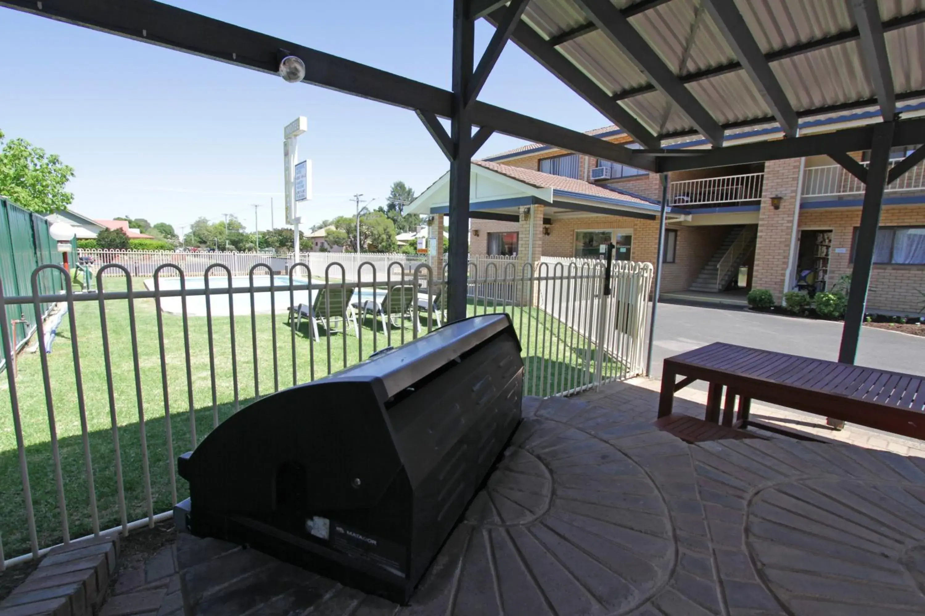 BBQ facilities, Balcony/Terrace in Atlas Motel