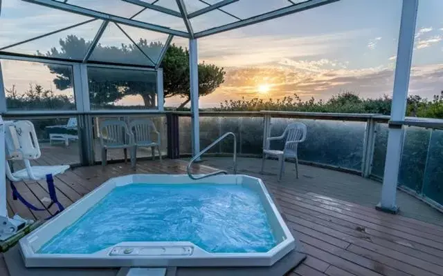 Swimming Pool in Gold Beach Inn