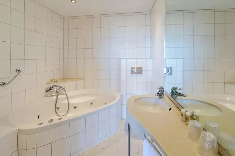 Bathroom in Boulevard Hotel Scheveningen