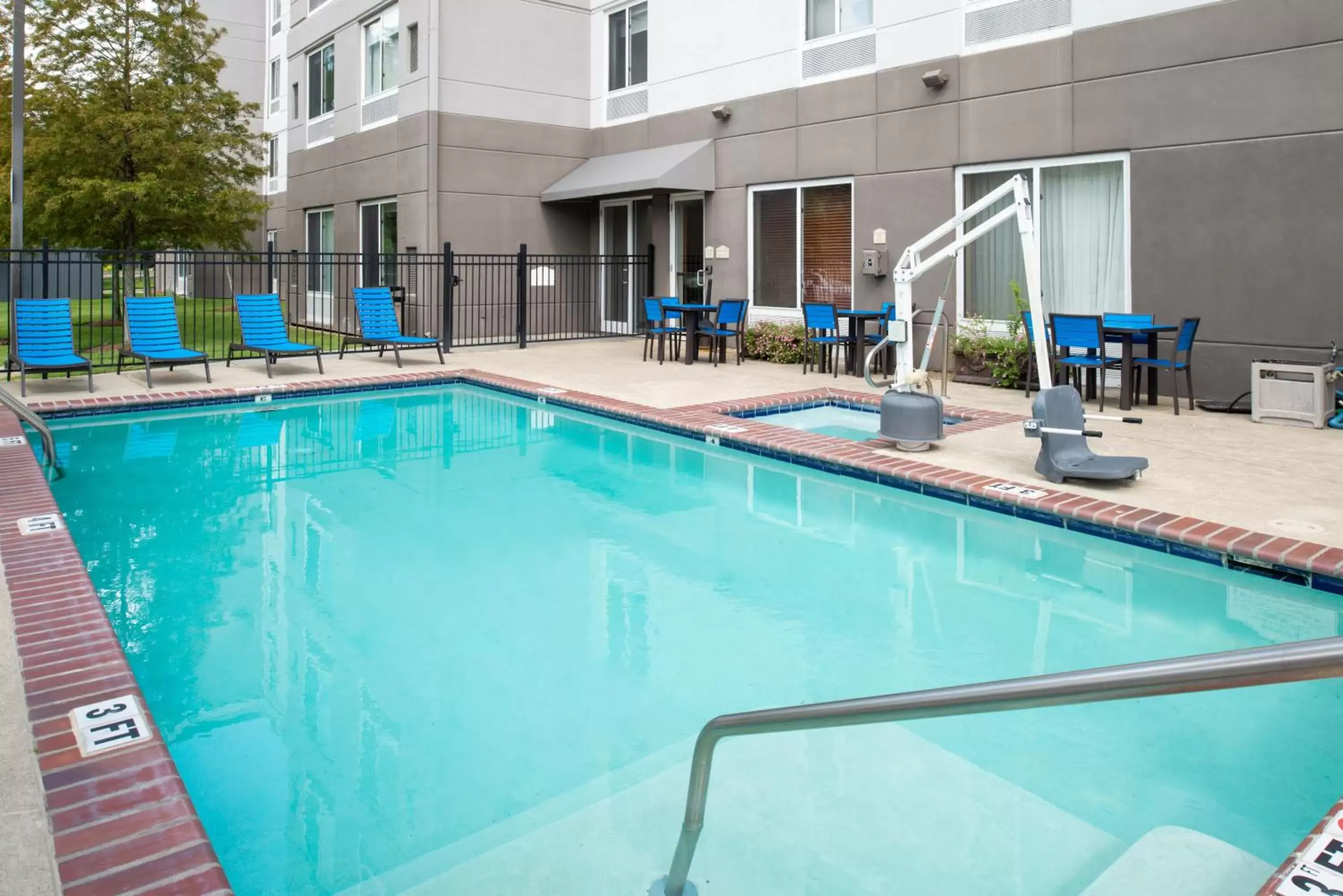 Swimming Pool in Hilton Garden Inn Baton Rouge Airport