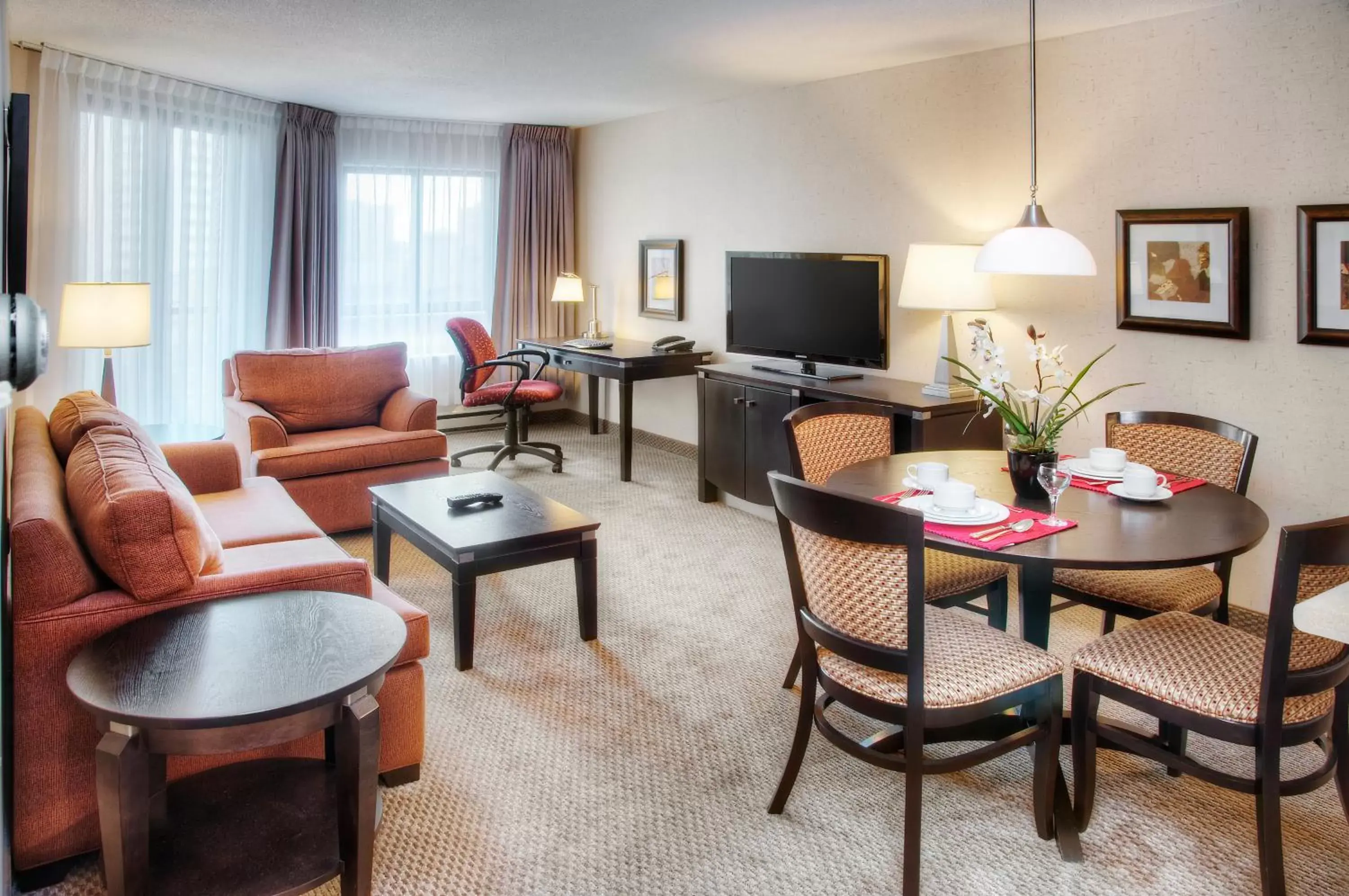 TV and multimedia, Seating Area in Les Suites Hotel