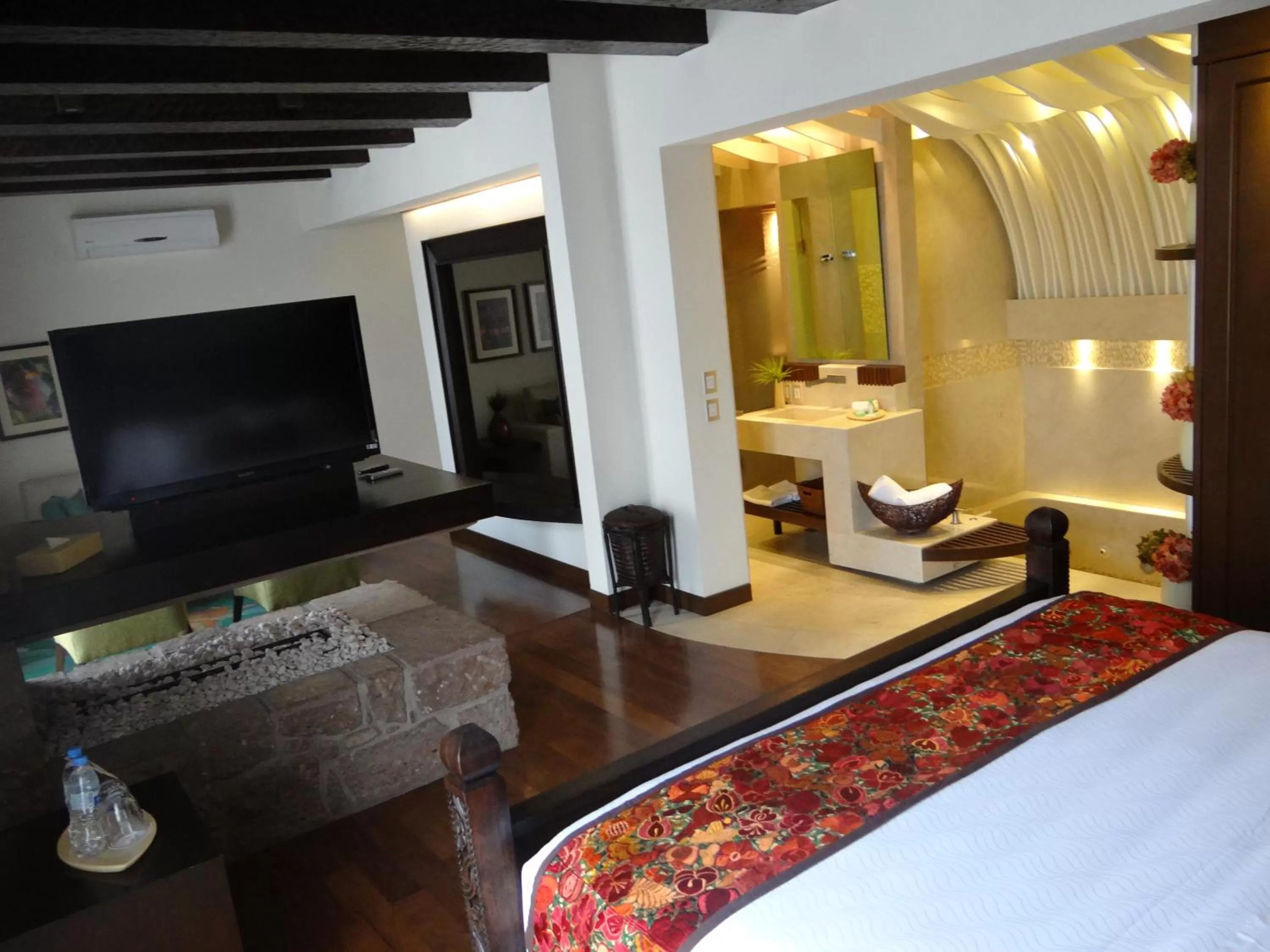 Communal lounge/ TV room, Bed in Hotel De La Soledad