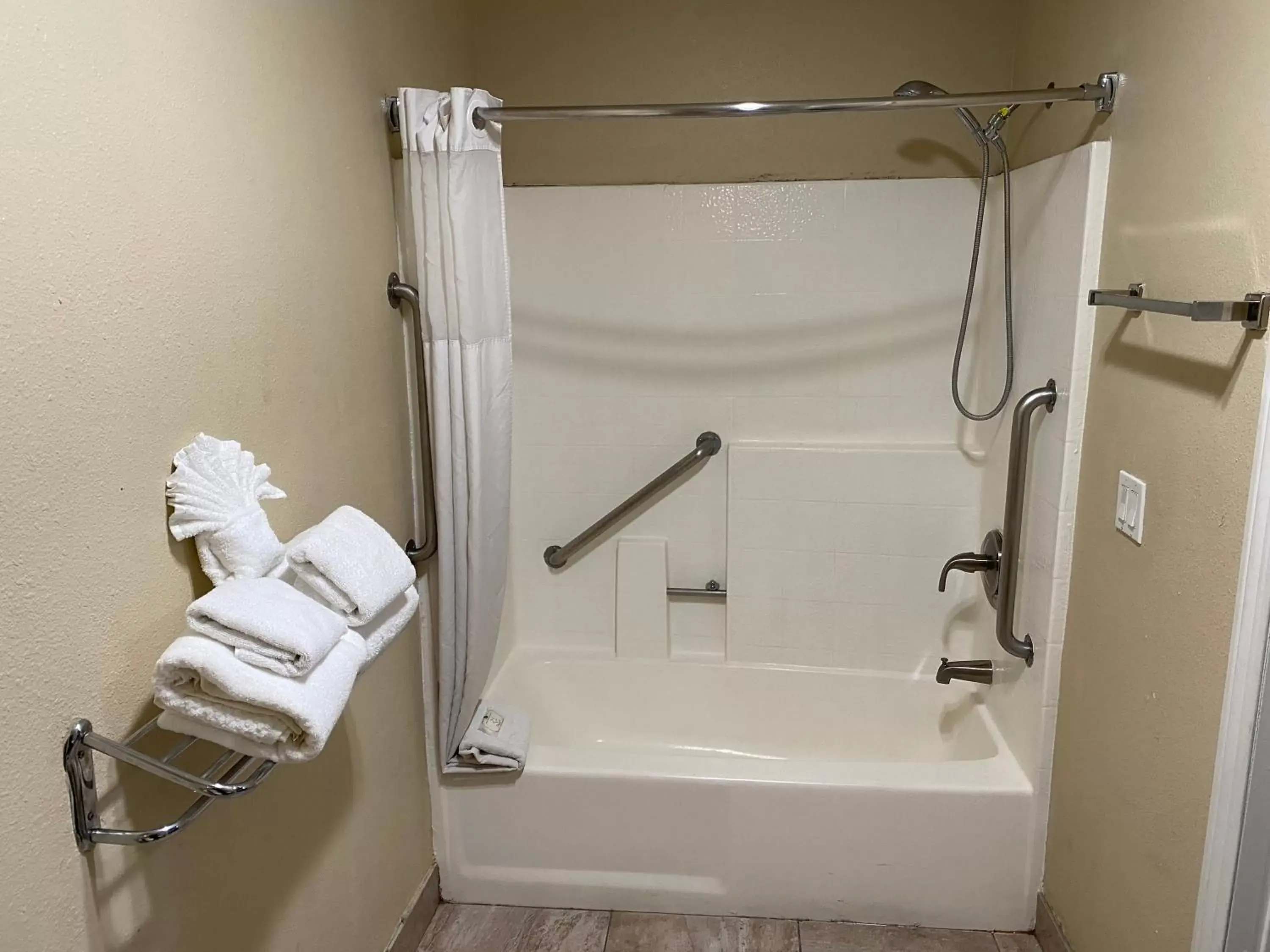 Bathroom in Quality Inn Downey