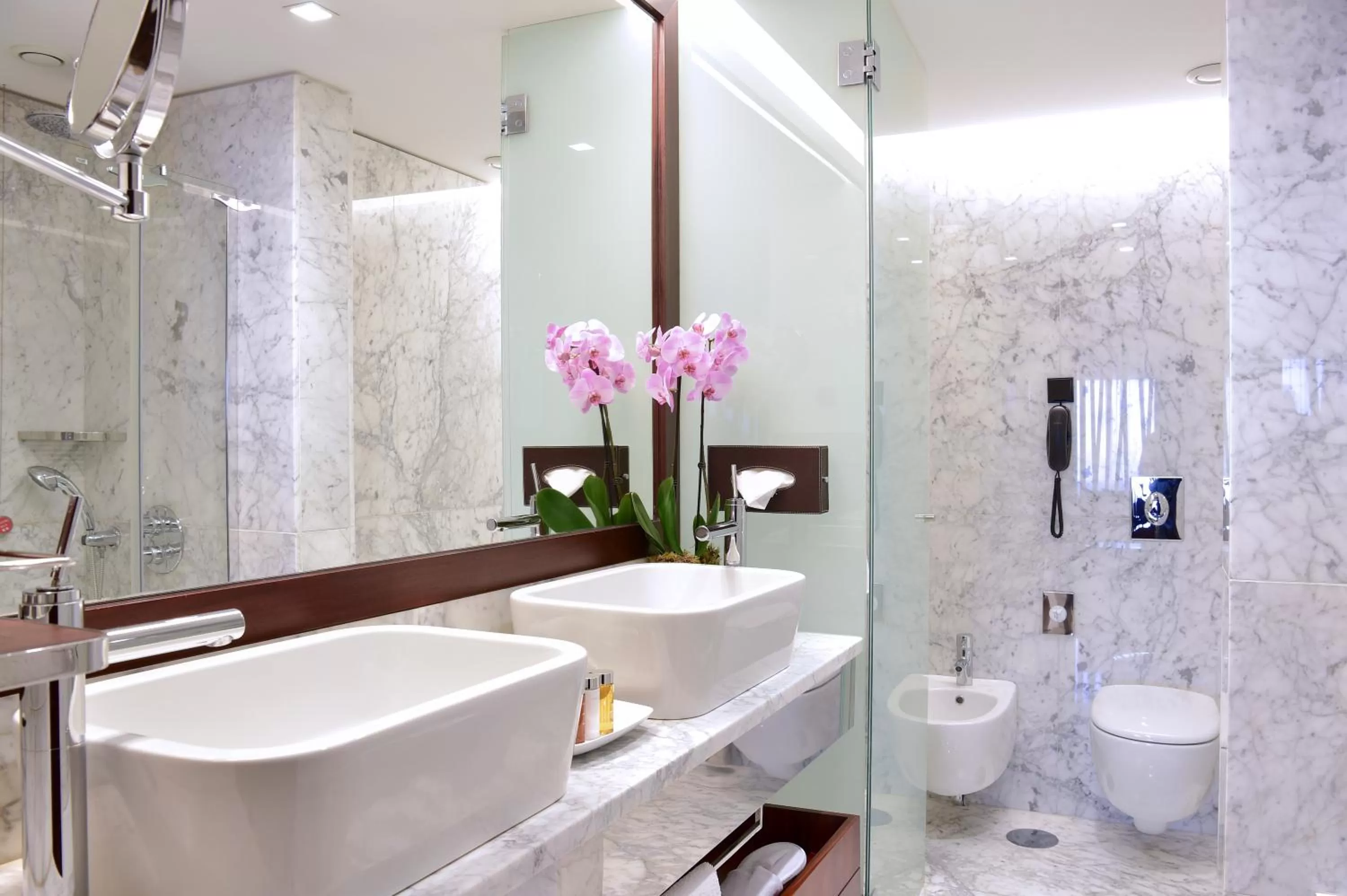 Shower in Porto Palácio Hotel by The Editory