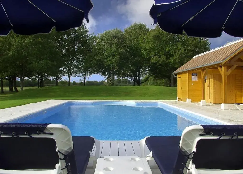 Swimming pool in L'Orée des Chênes, The Originals Relais Swimming pool in L'Orée des Chênes, The Originals Relais