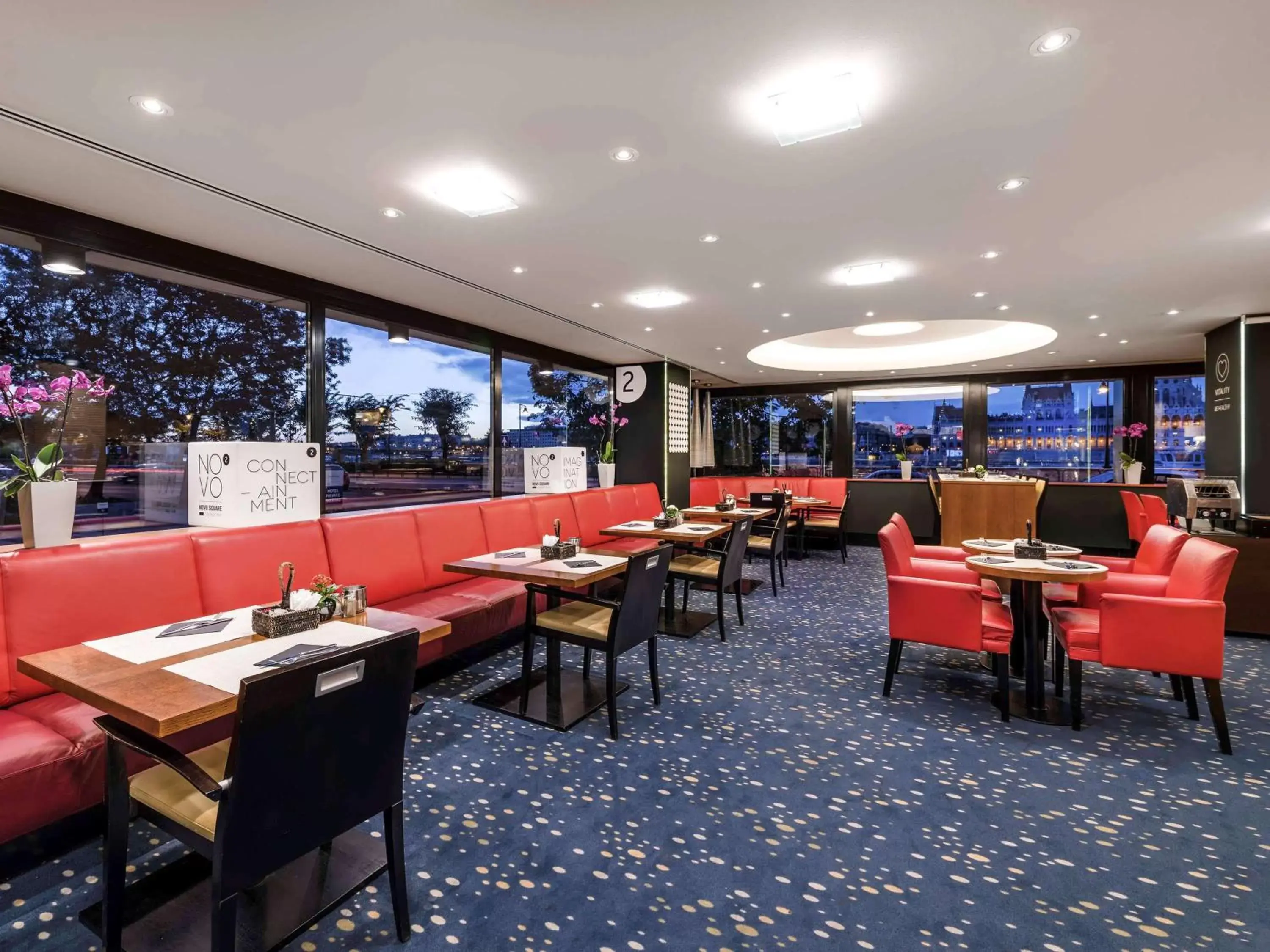 Restaurant/Places to Eat in Novotel Budapest Danube