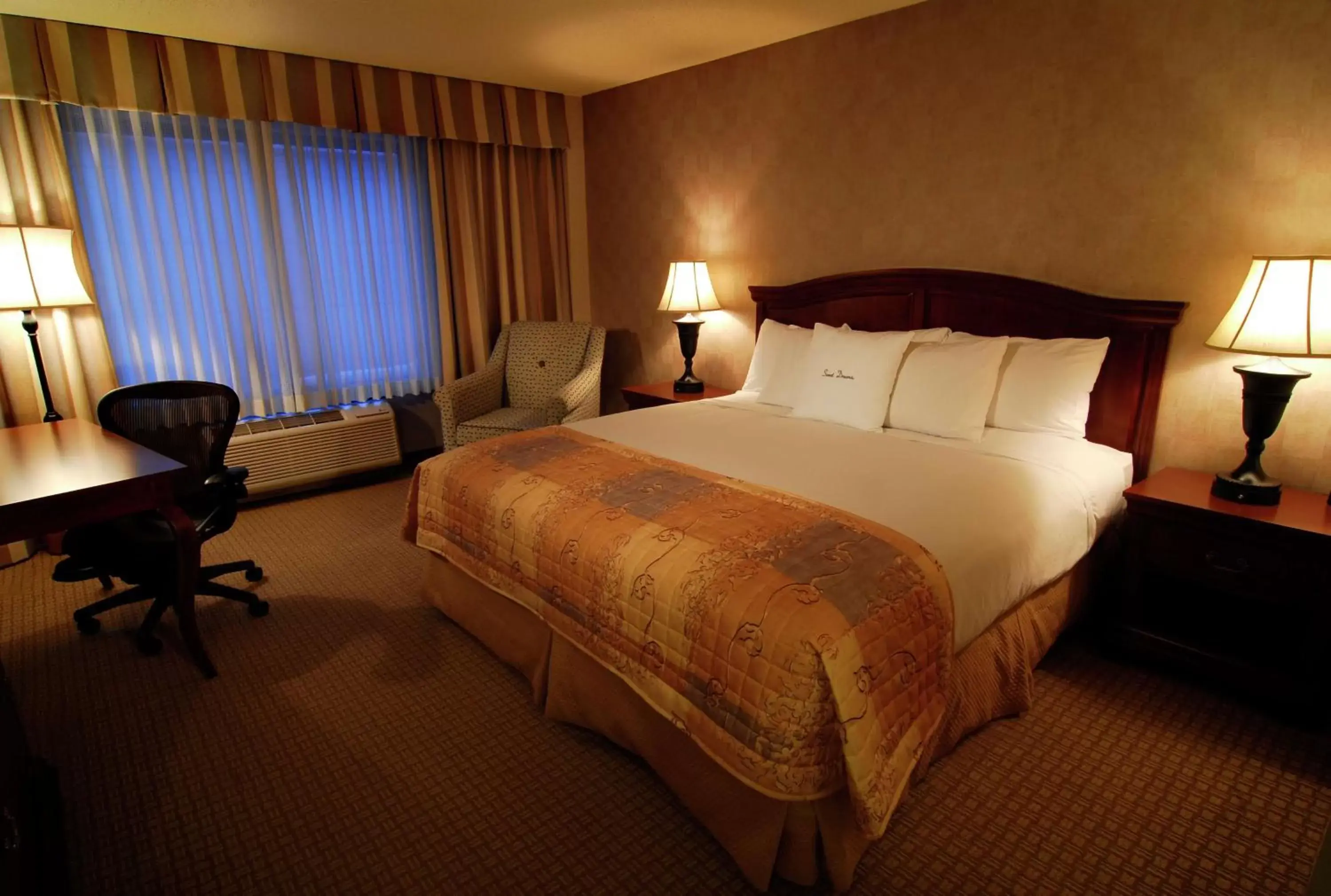 Bed in DoubleTree by Hilton Milwaukee/Brookfield