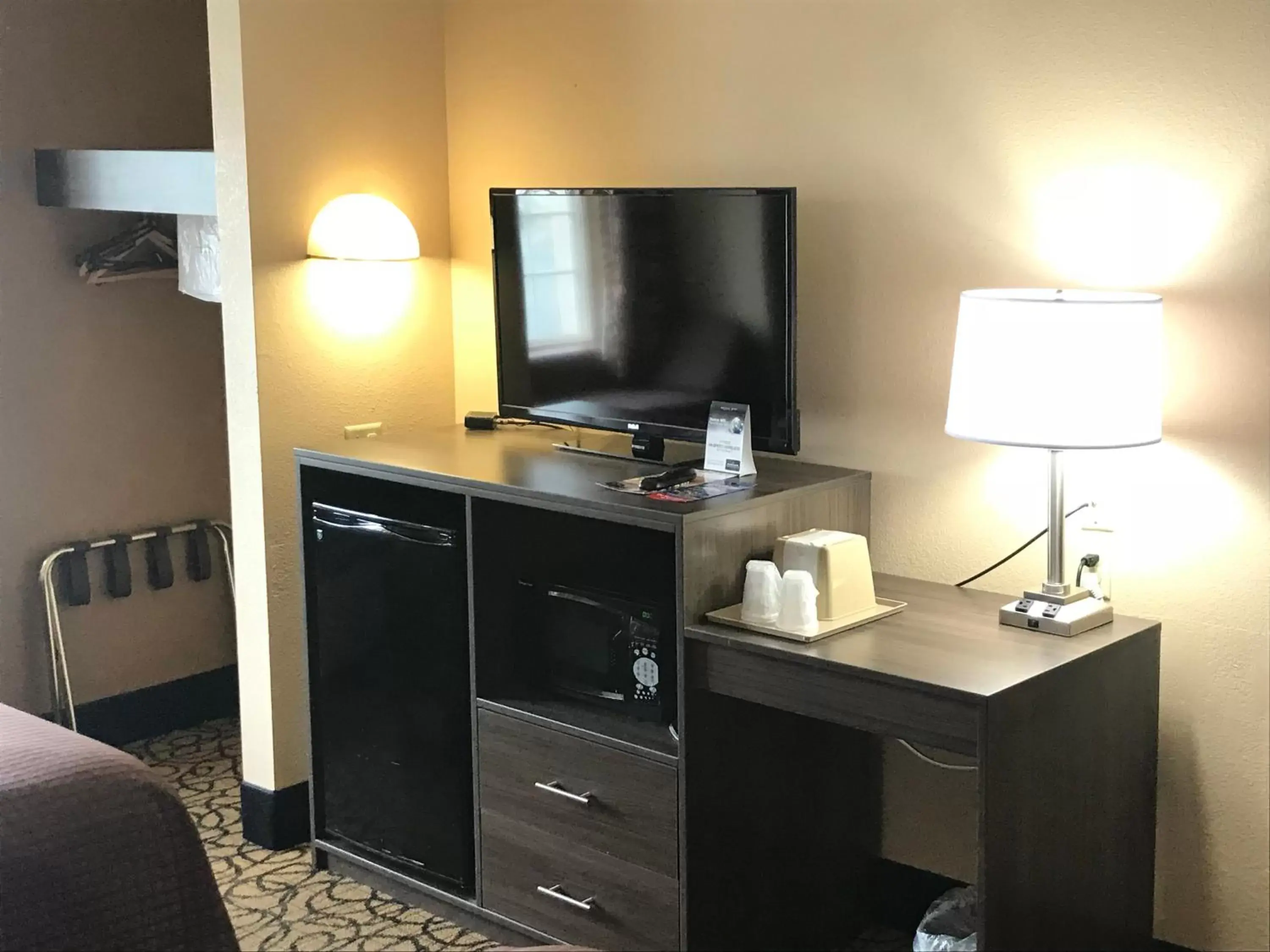 TV and multimedia, TV/Entertainment Center in Guest Inn Pigeon Forge